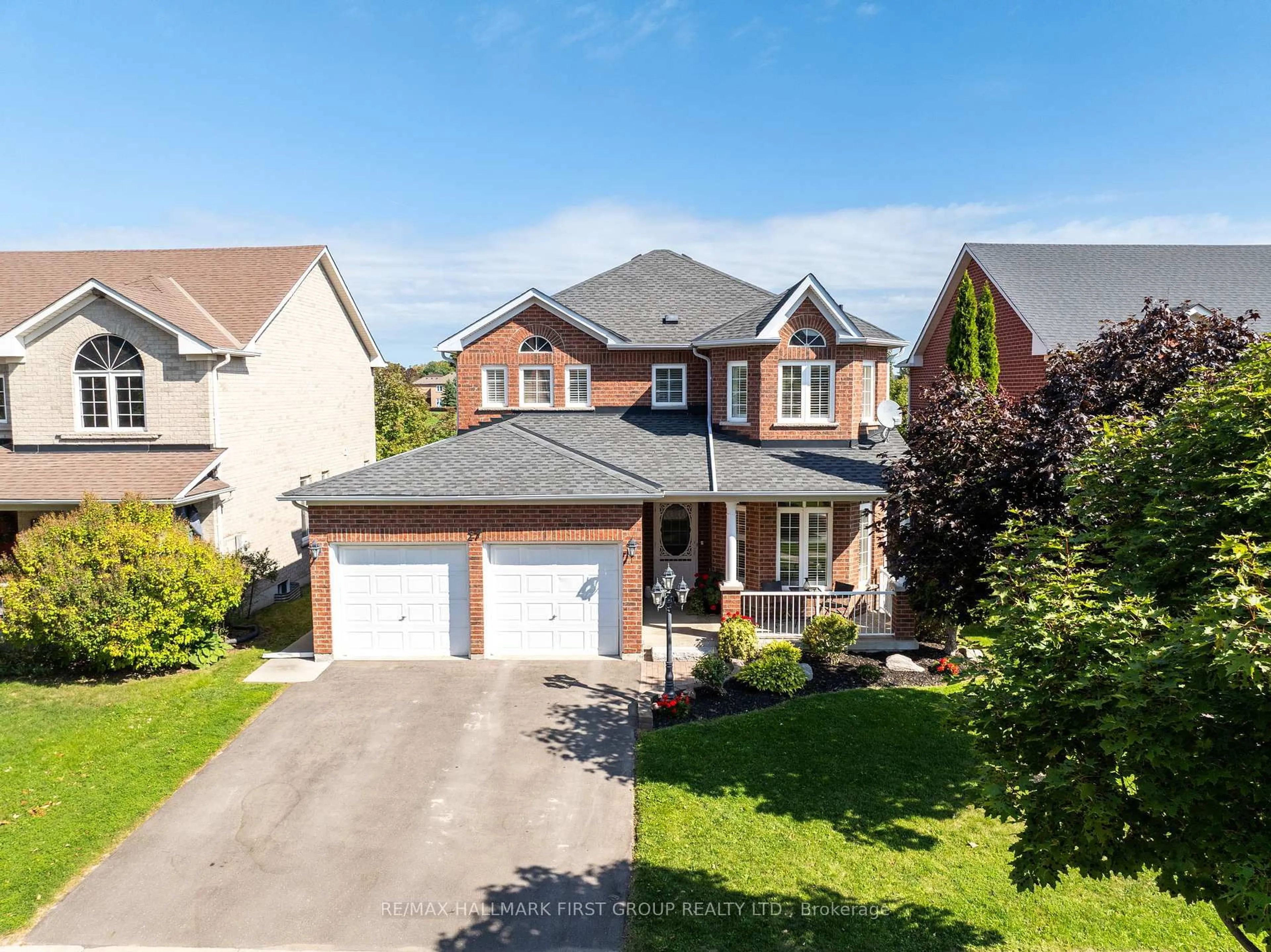 A pic from outside/outdoor area/front of a property/back of a property/a pic from drone, street for 27 Robin Tr, Scugog Ontario L9L 2C7