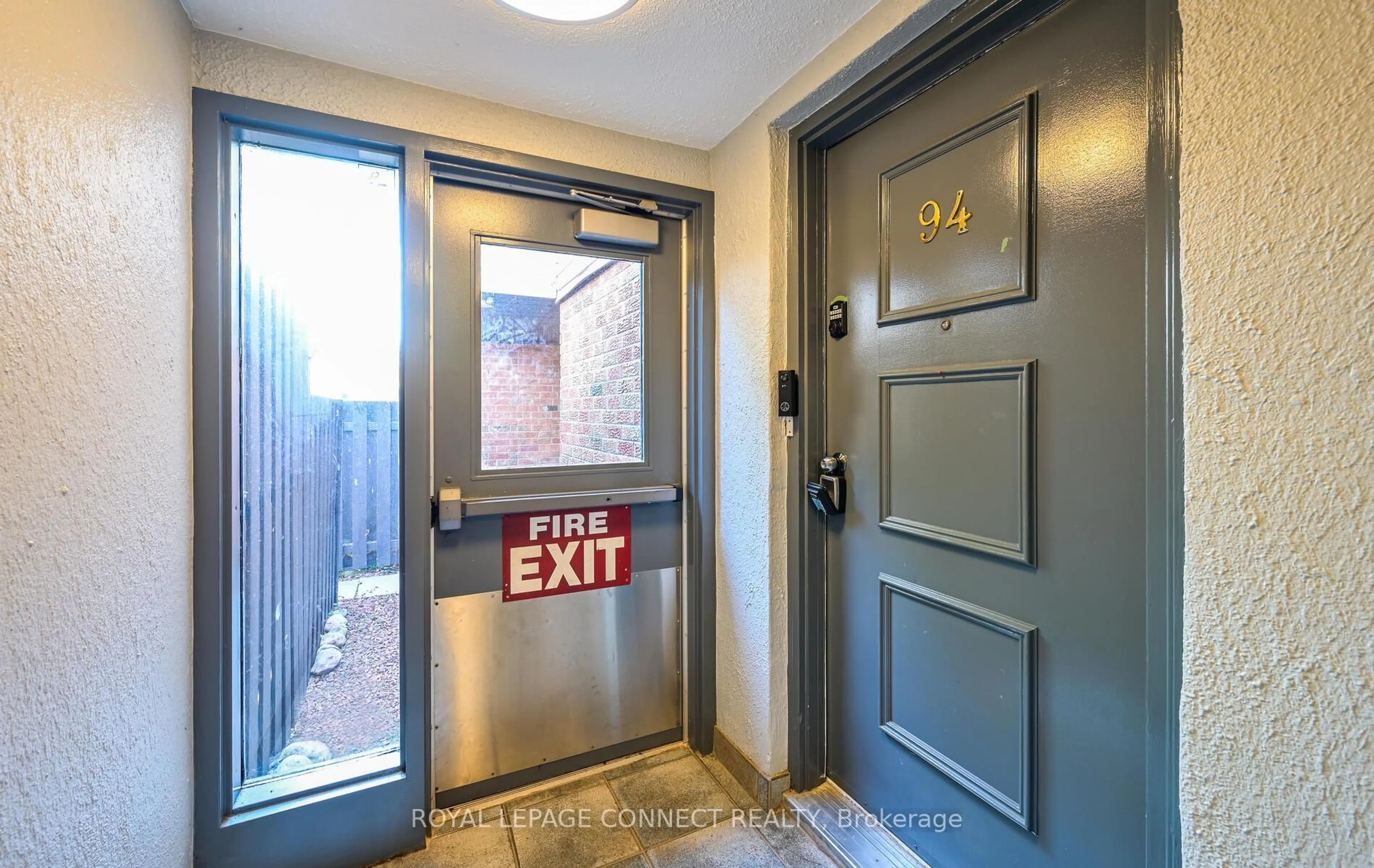 Indoor entryway for 960 Glen St #94, Oshawa Ontario L1J 6E8