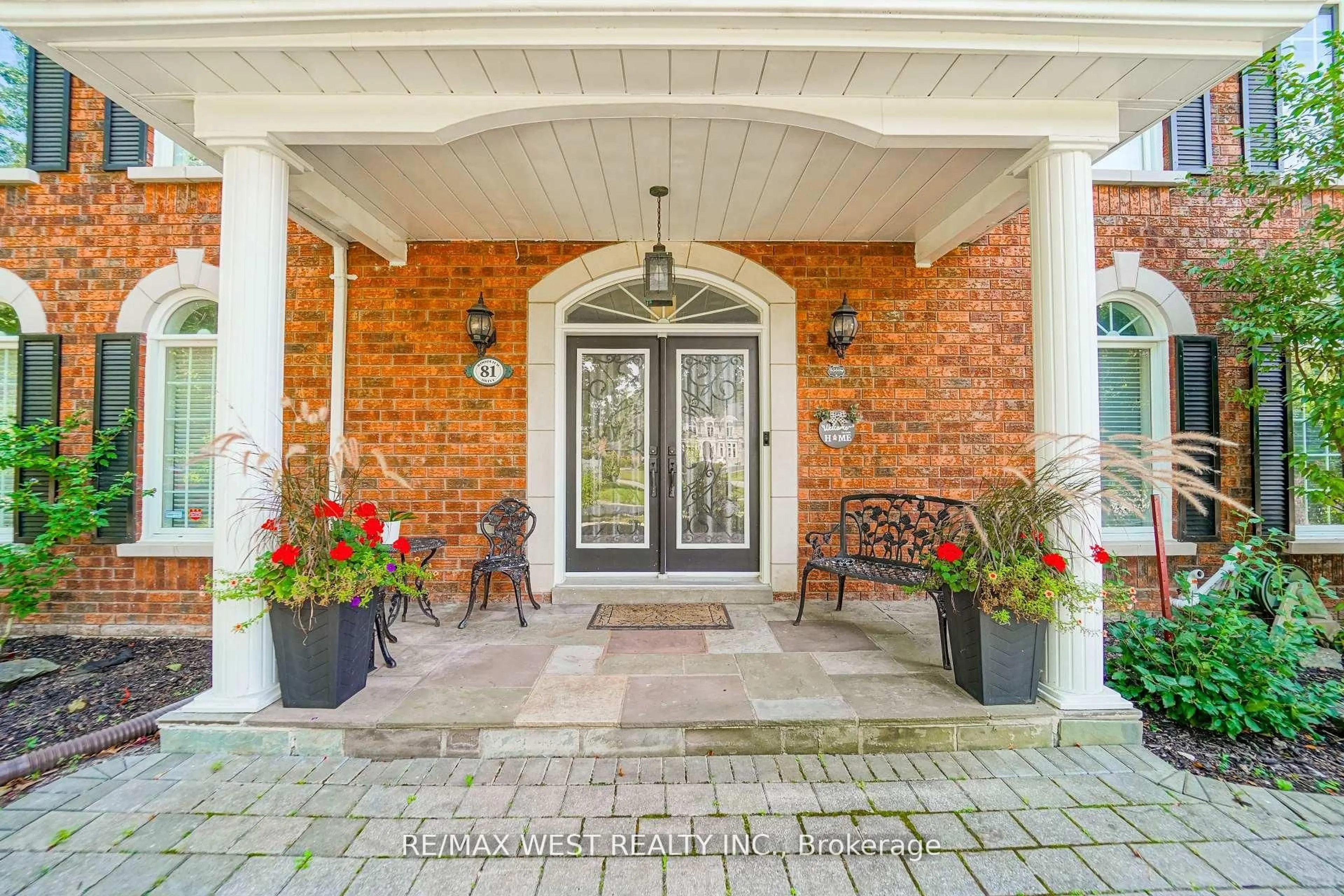 Indoor entryway for 81 Woodview Dr, Pickering Ontario L1V 1L1