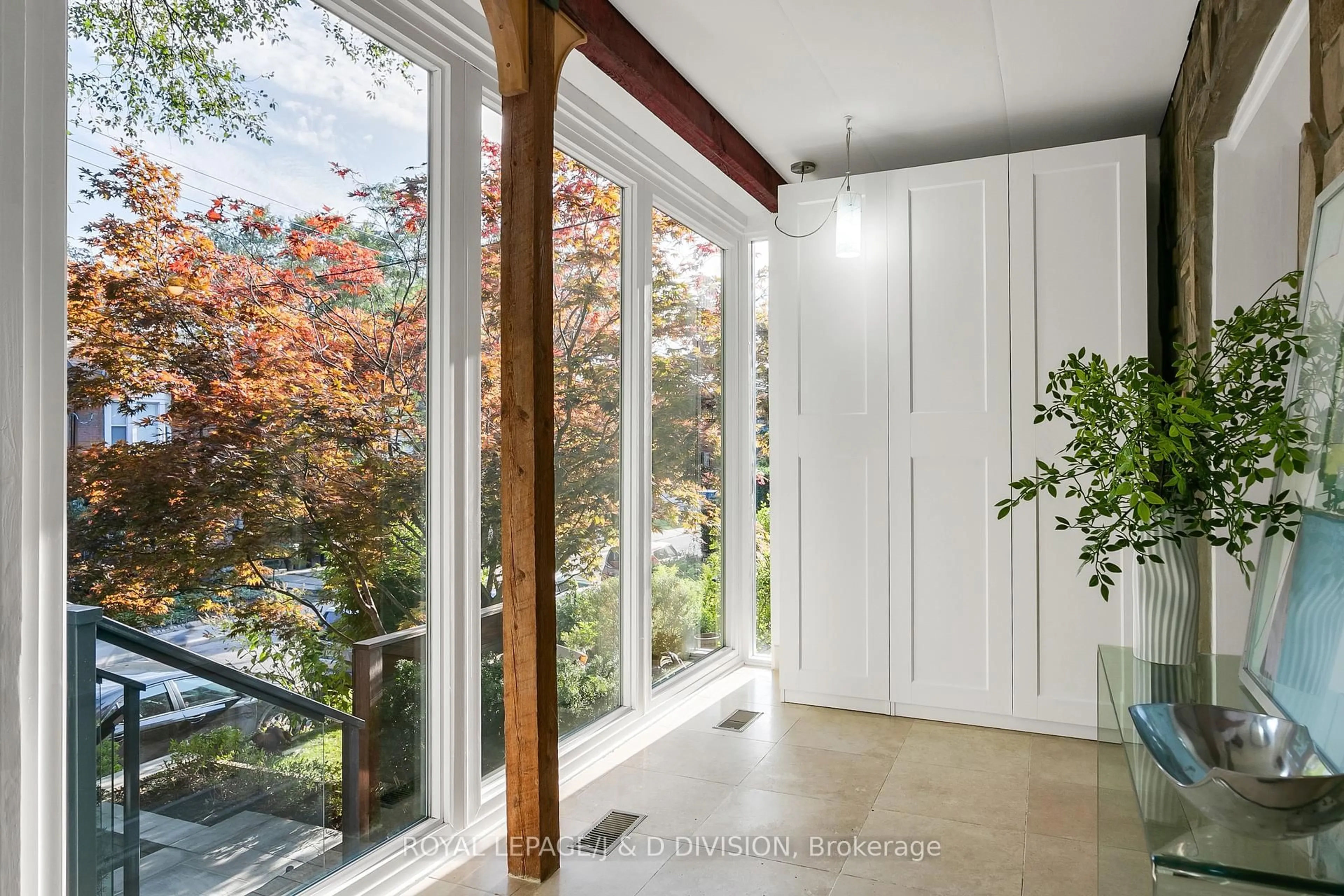 Indoor foyer for 44 Dingwall Ave, Toronto Ontario M4J 1C3