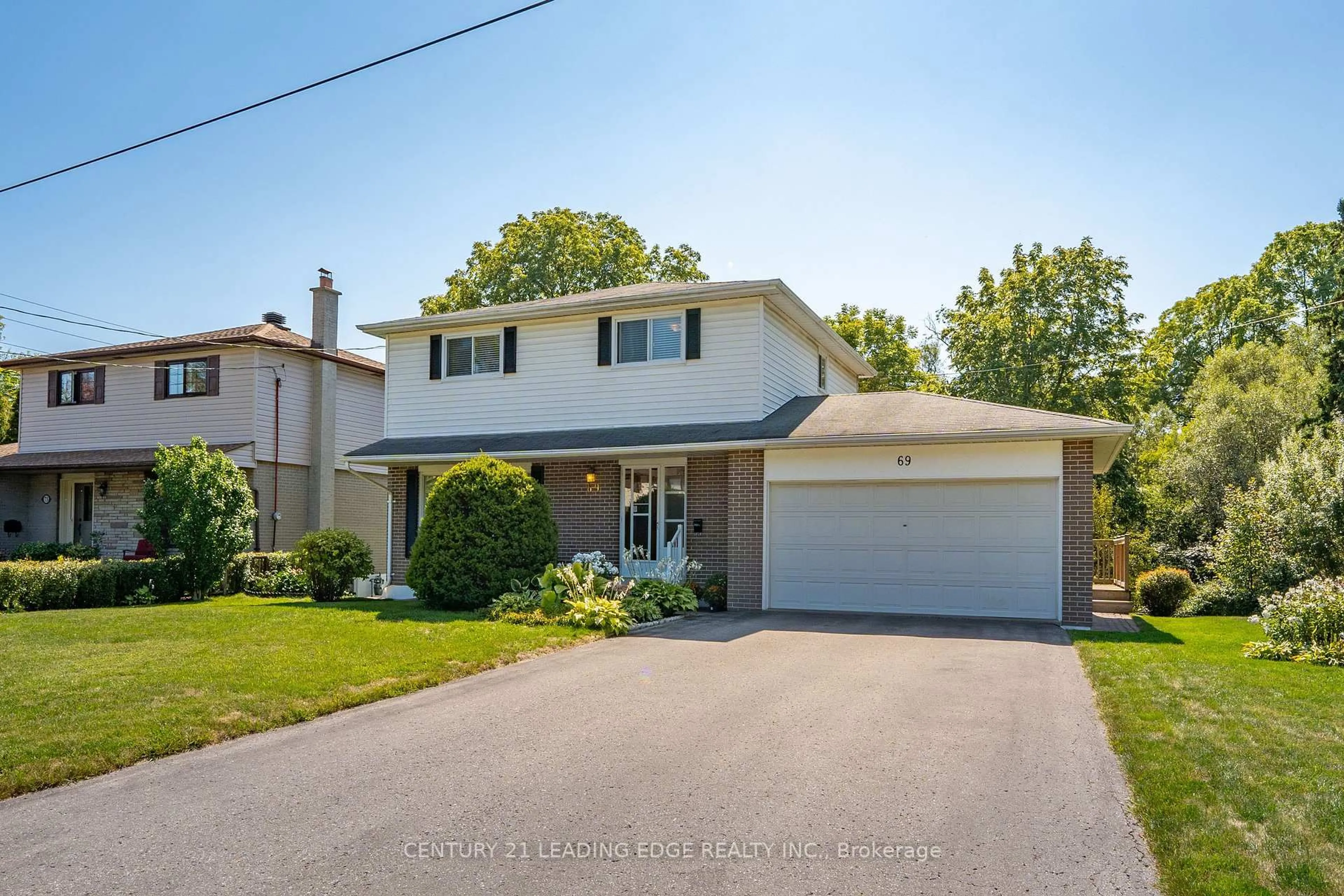 A pic from outside/outdoor area/front of a property/back of a property/a pic from drone, street for 69 E WILLOW Gate, Toronto Ontario M1C 2M7