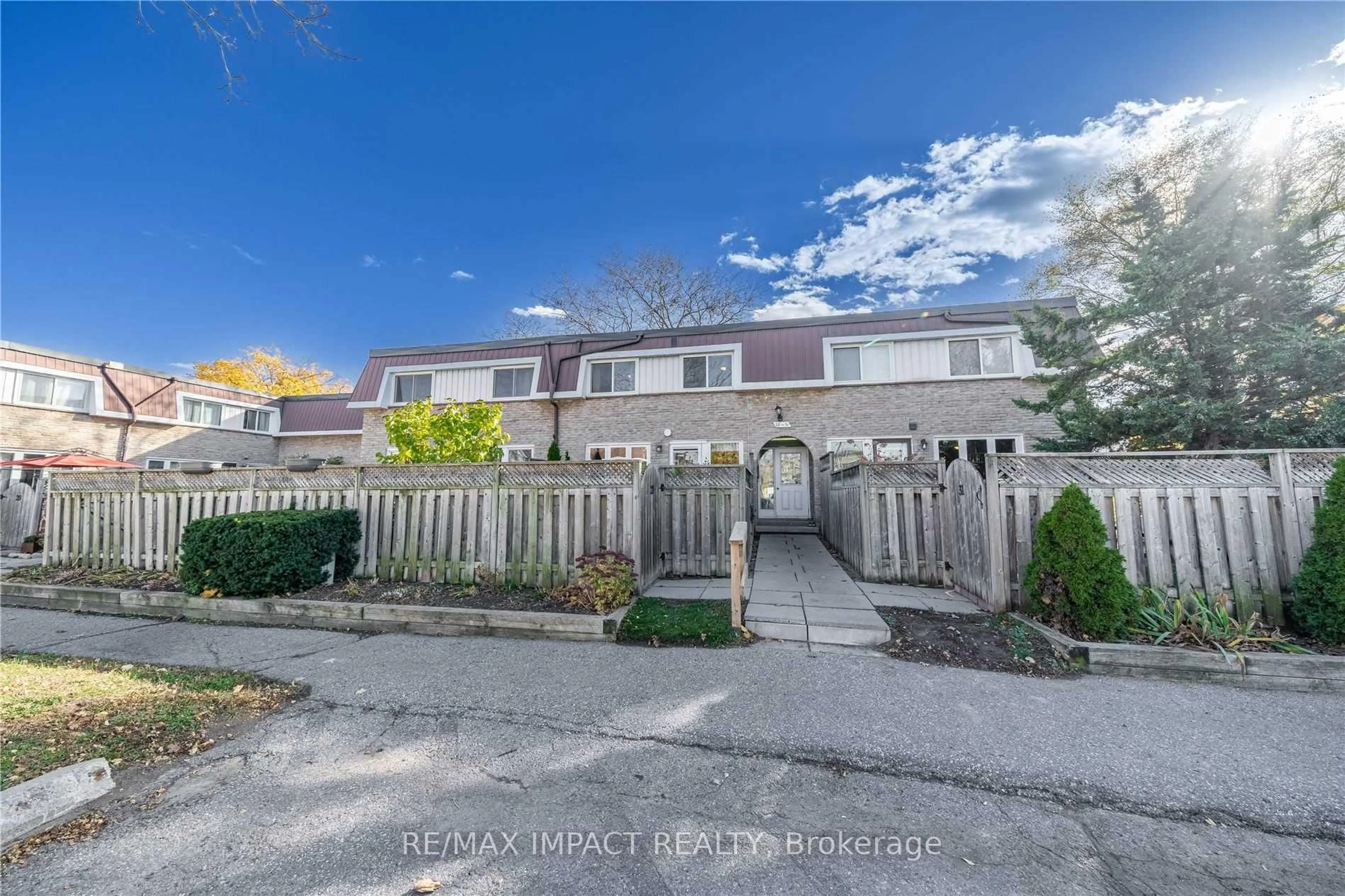 A pic from outside/outdoor area/front of a property/back of a property/a pic from drone, street for 33 Taunton Rd #28, Oshawa Ontario L1G 3T6