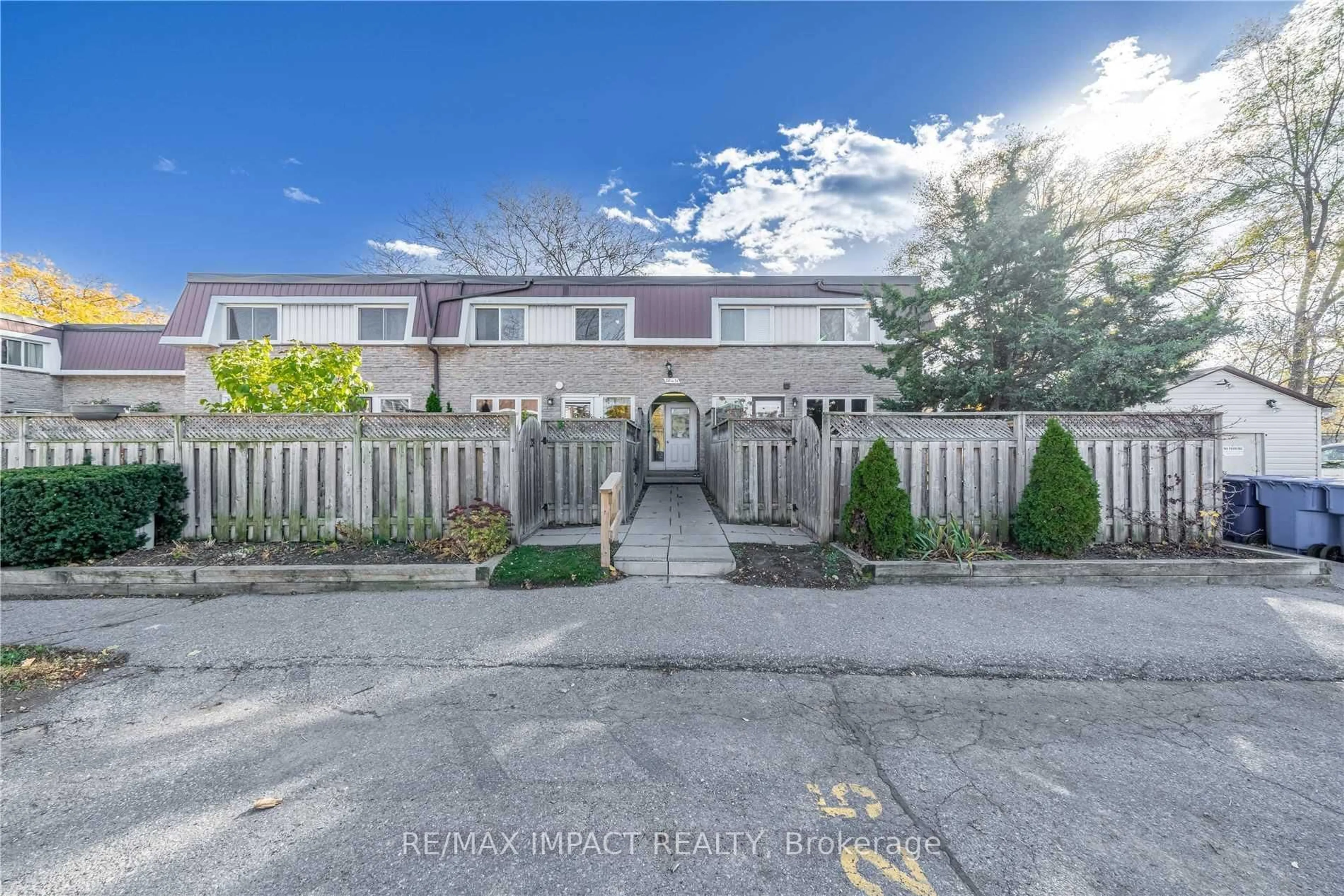 A pic from outside/outdoor area/front of a property/back of a property/a pic from drone, street for 33 Taunton Rd #28, Oshawa Ontario L1G 3T6