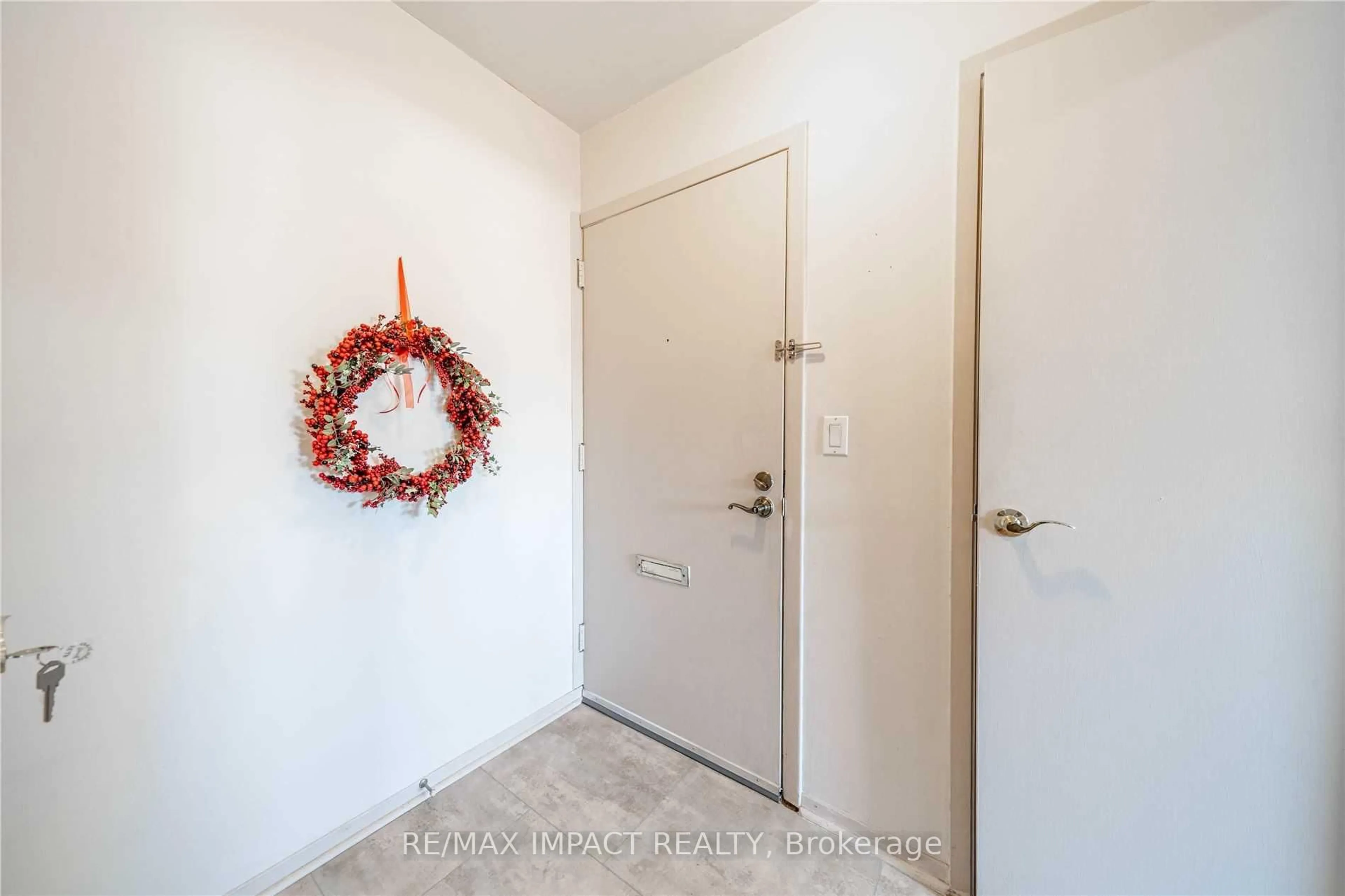 Indoor entryway for 33 Taunton Rd #28, Oshawa Ontario L1G 3T6