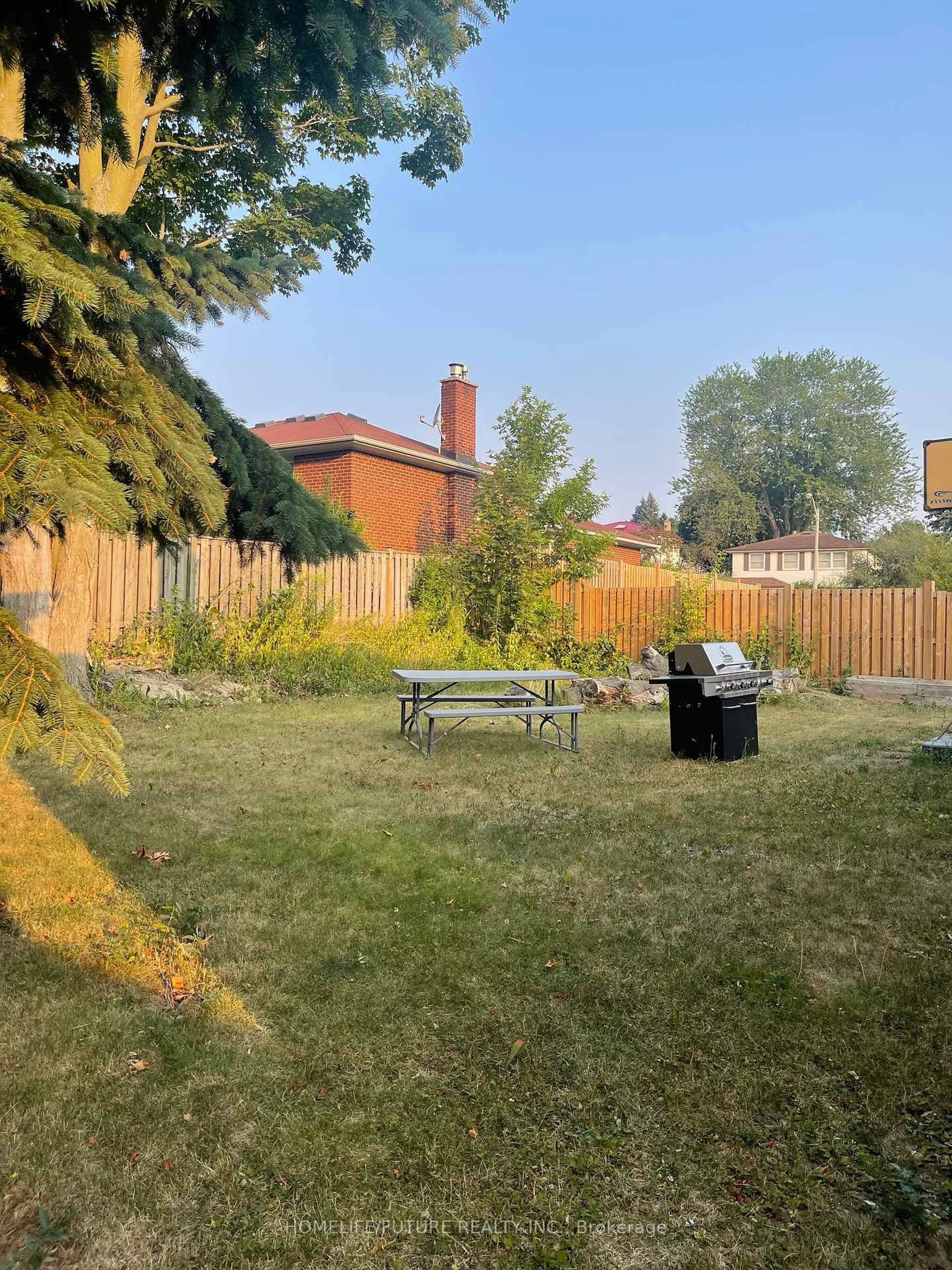 A pic from outside/outdoor area/front of a property/back of a property/a pic from drone, street for 28 Skyridge Rd, Toronto Ontario M1E 4P1