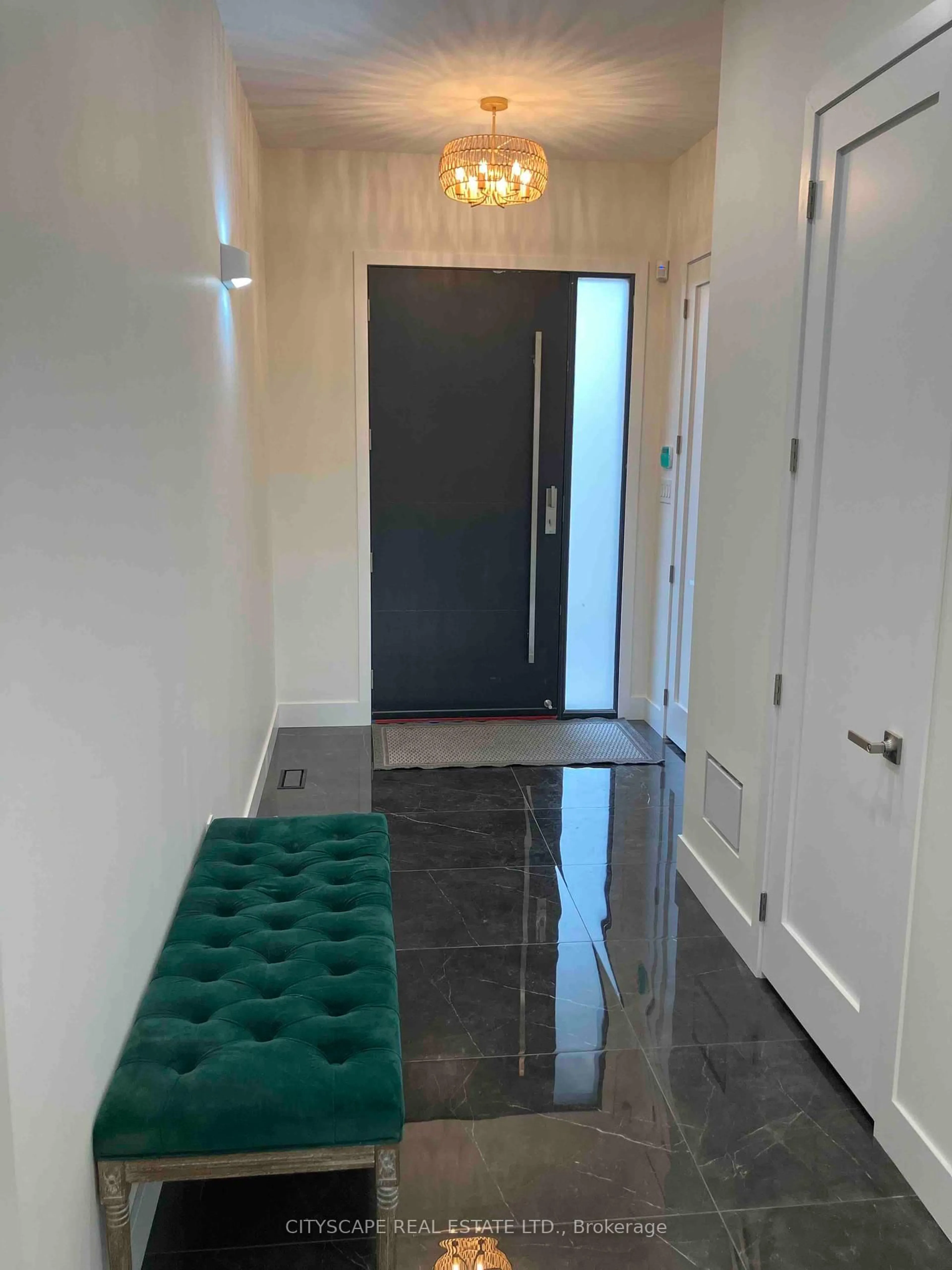 Indoor entryway for 100B Brenda Cres, Toronto Ontario M1K 3C7
