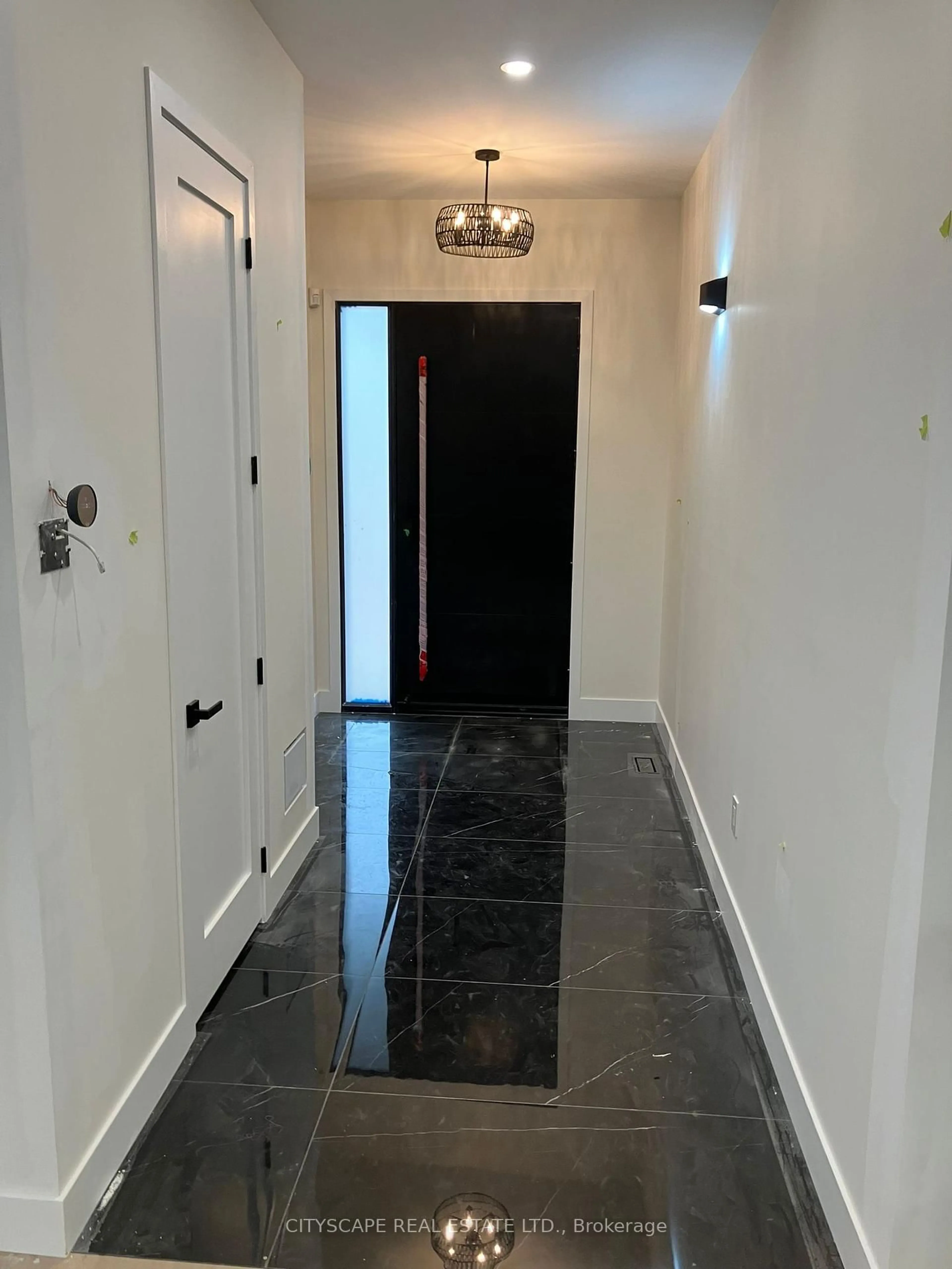 Indoor foyer for 100A Brenda Cres, Toronto Ontario M1K 3C7