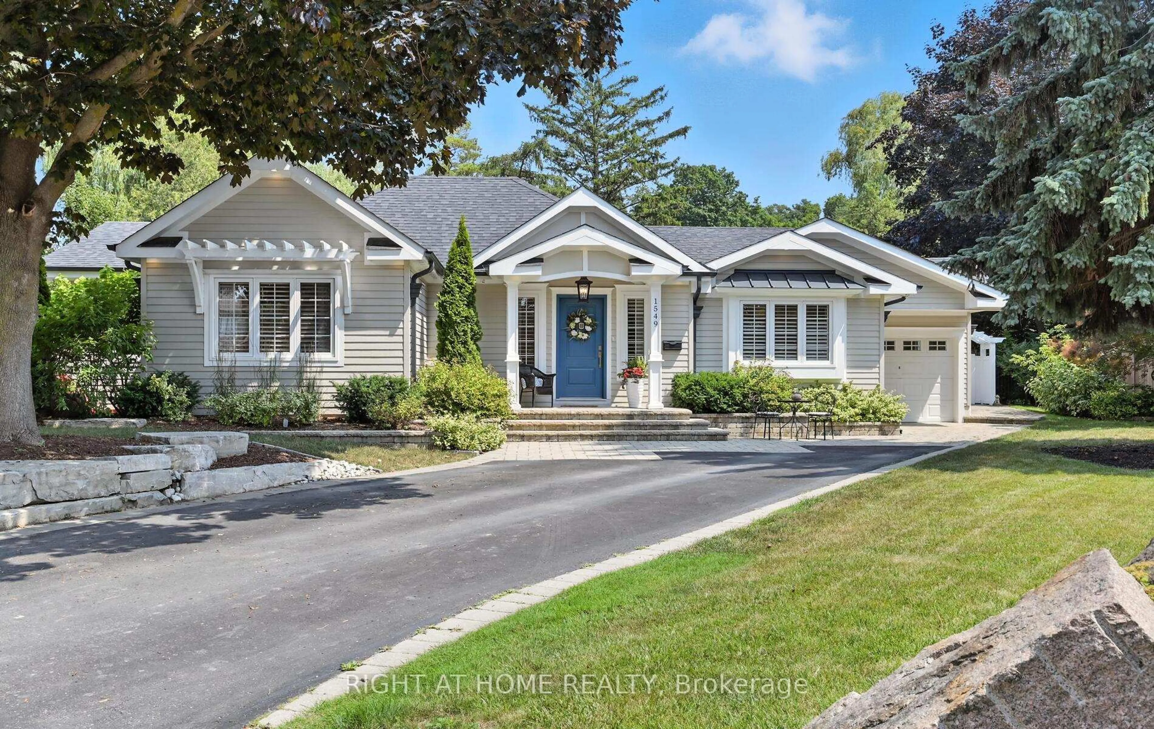 Home with vinyl exterior material, street for 1549 Willowside Crt, Pickering Ontario L1W 3P5