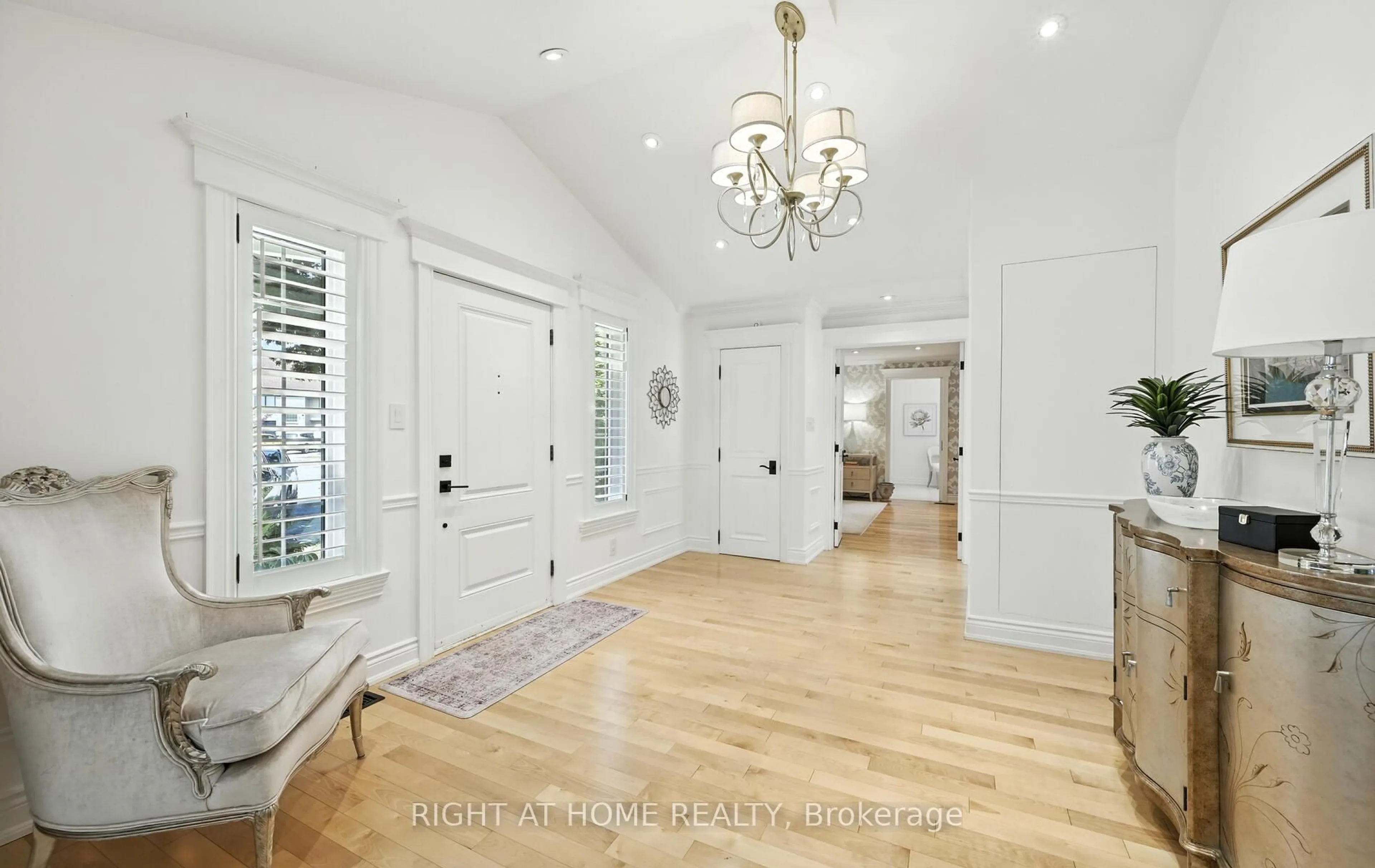 Indoor entryway for 1549 Willowside Crt, Pickering Ontario L1W 3P5