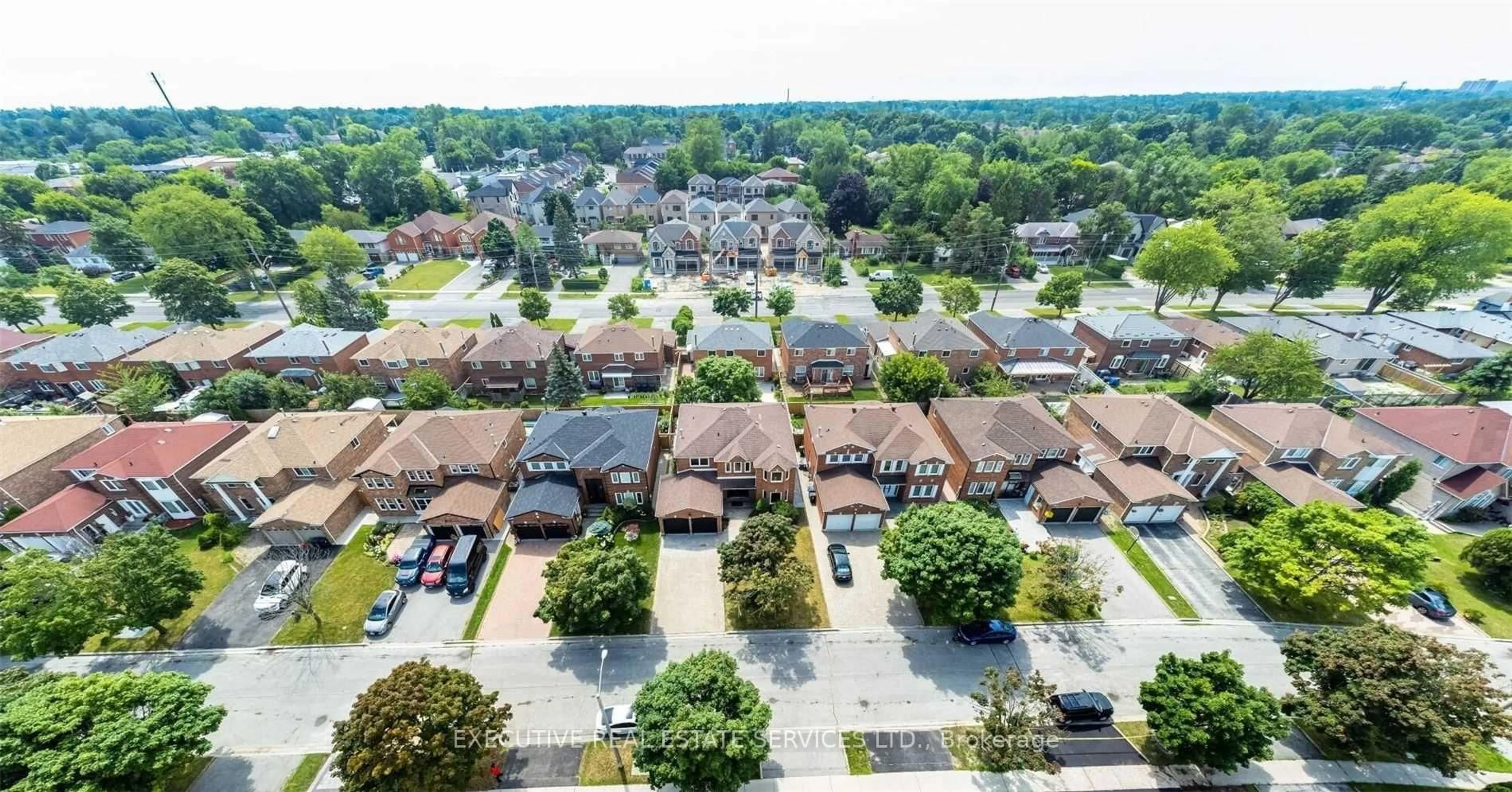 A pic from outside/outdoor area/front of a property/back of a property/a pic from drone, street for 49 Bluenose Cres, Toronto Ontario M1C 4S1