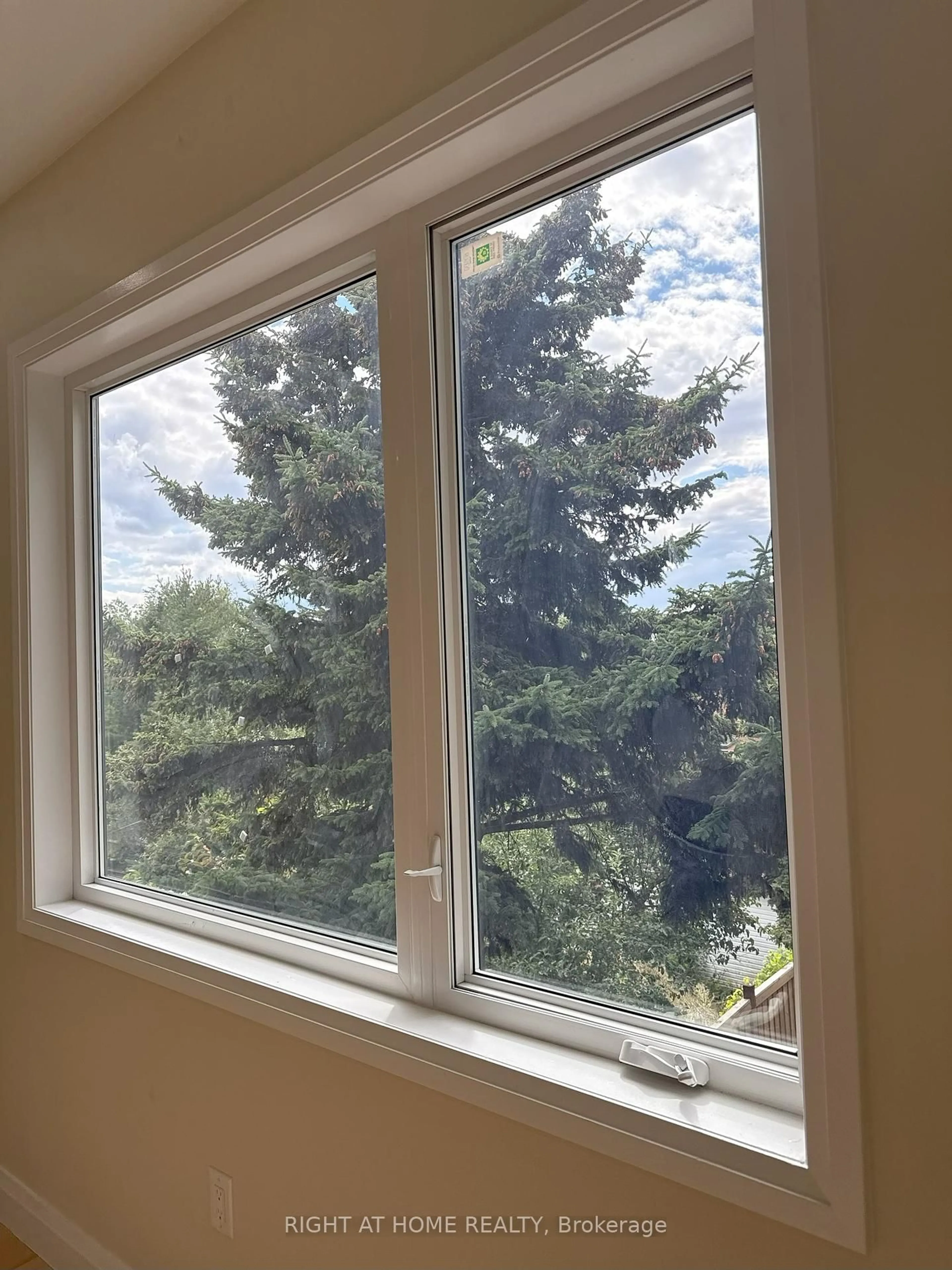 A pic of a room for 80 Haslam St, Toronto Ontario M1N 3N7