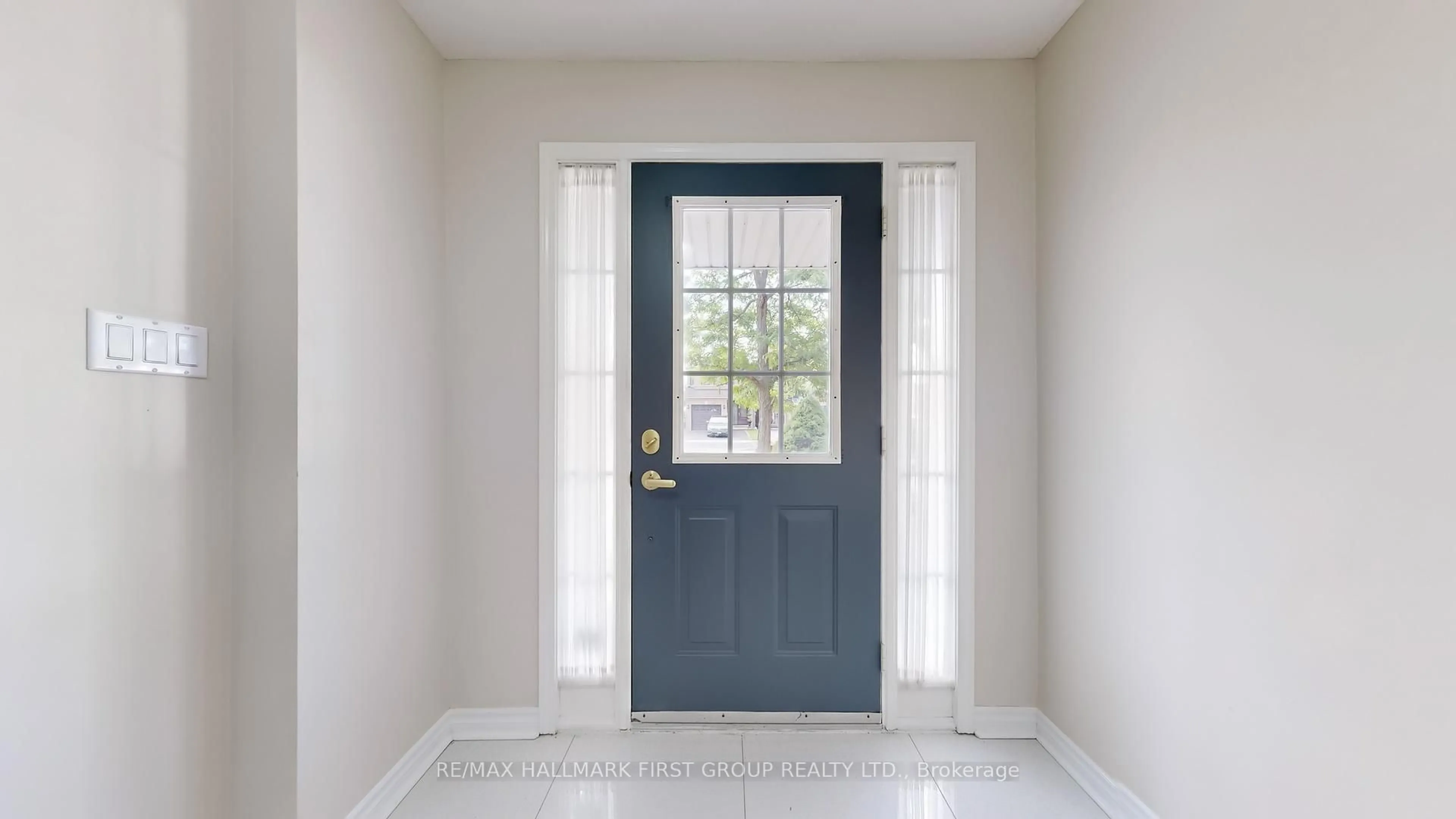 Indoor entryway for 1552 Avonmore Sq, Pickering Ontario L1V 7H5