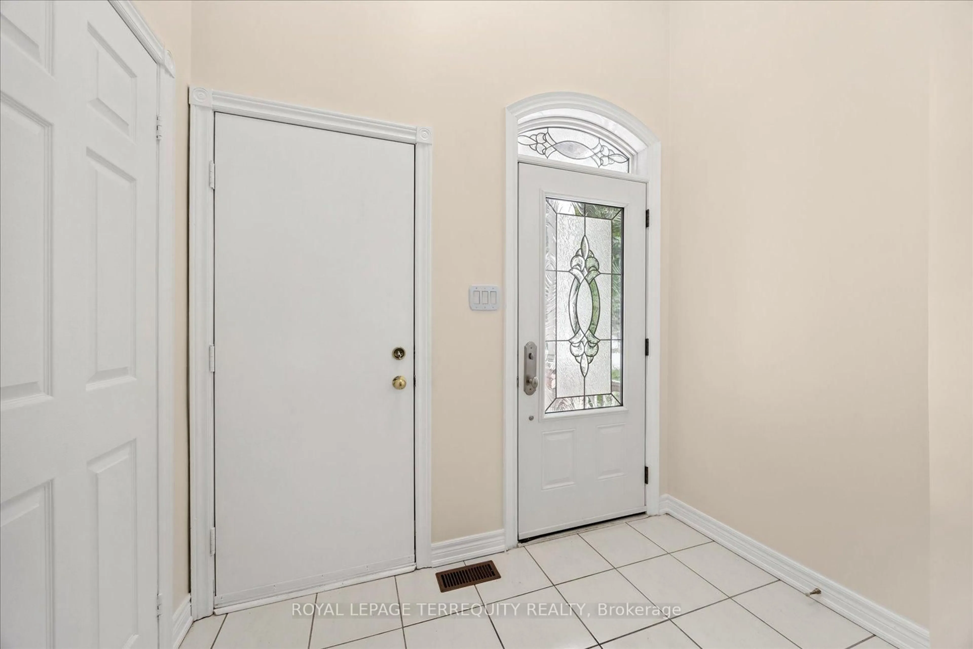 Indoor foyer for 15 Waring Ave, Whitby Ontario L1M 1G4
