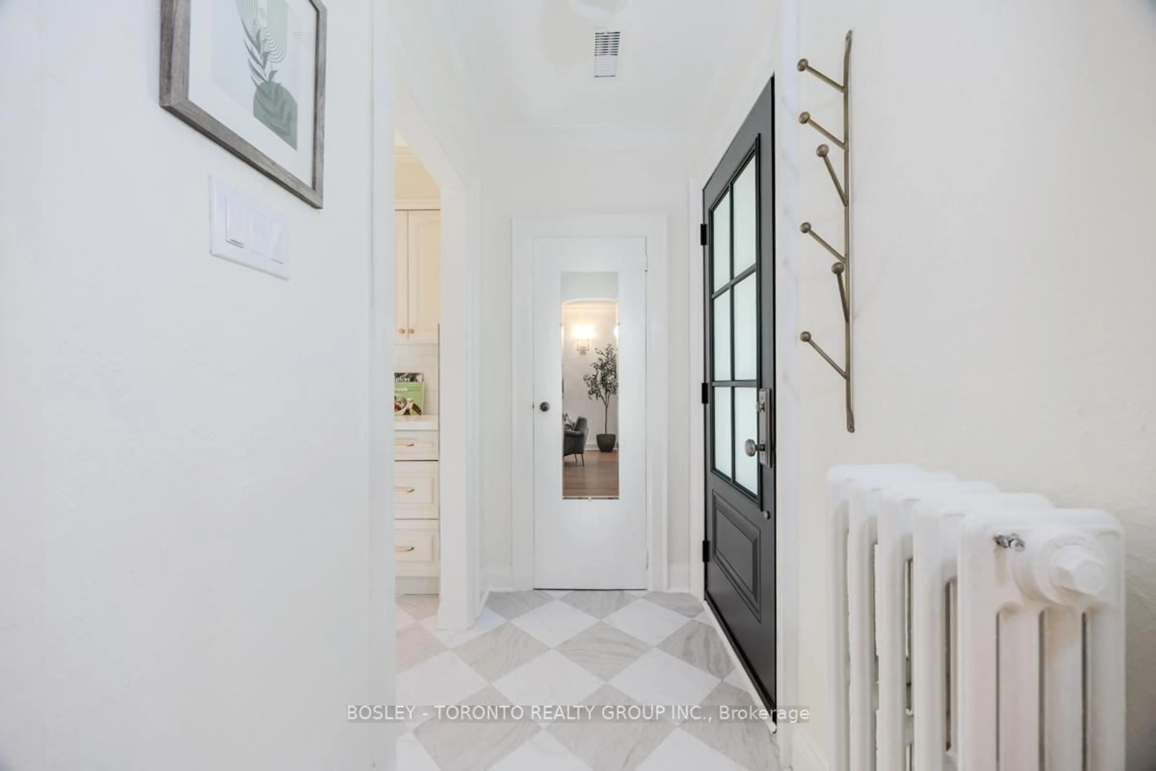 Indoor entryway for 7 Crestland Ave, Toronto Ontario M4C 3K9