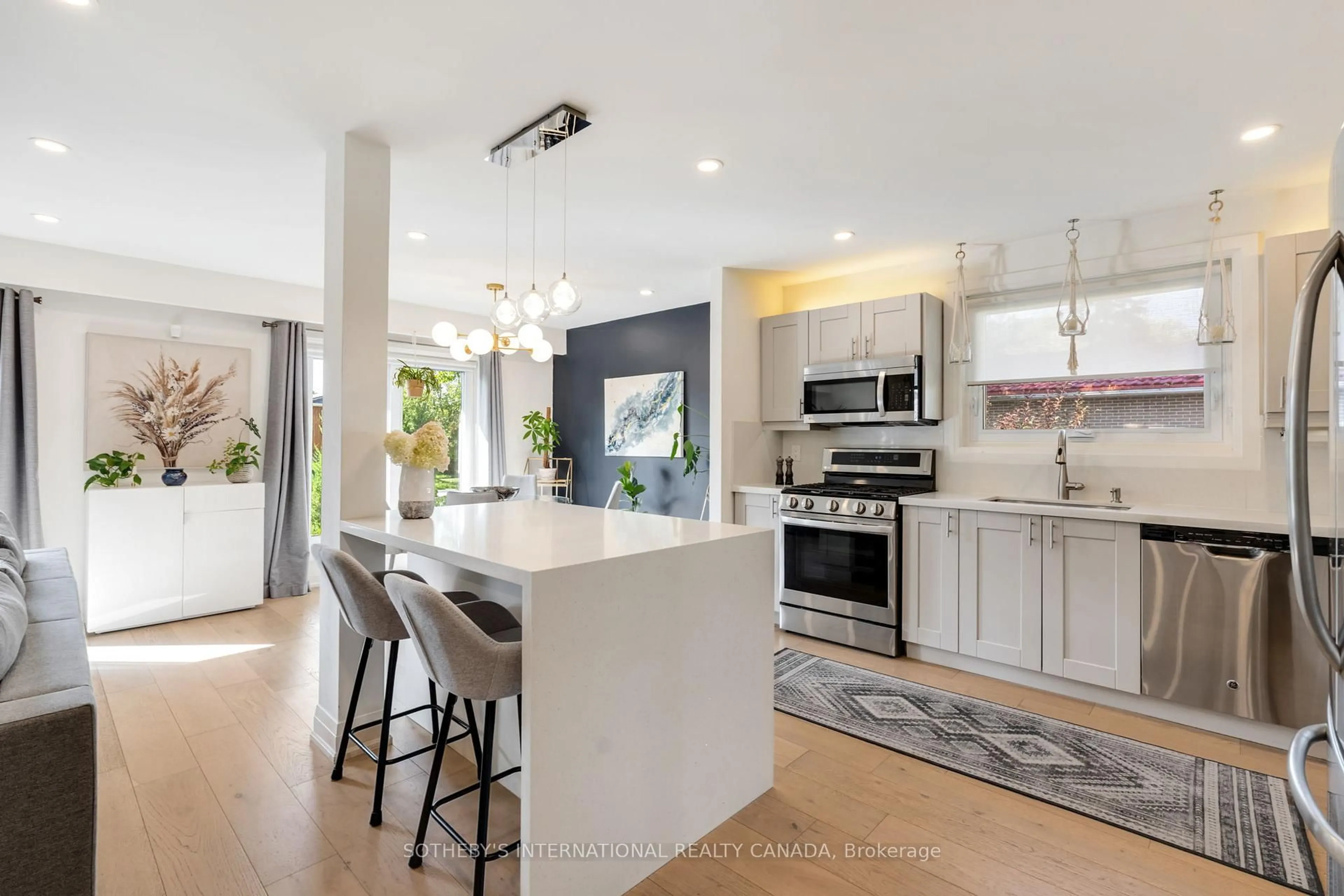 Open concept kitchen, ceramic/tile floor for 902 Vistula Dr, Pickering Ontario L1W 2L5