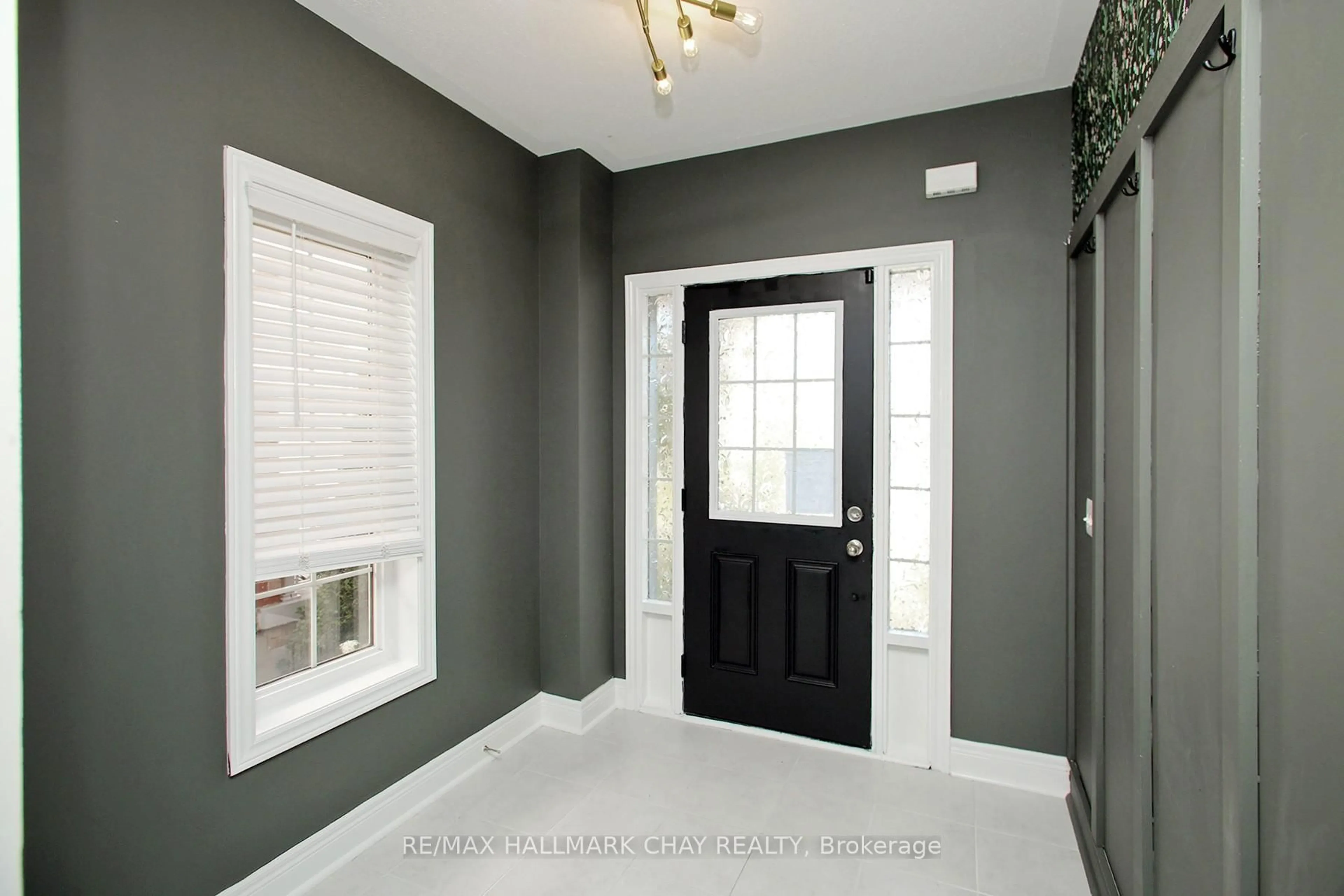 Indoor entryway for 60 Bathgate Cres, Clarington Ontario L1E 0B3