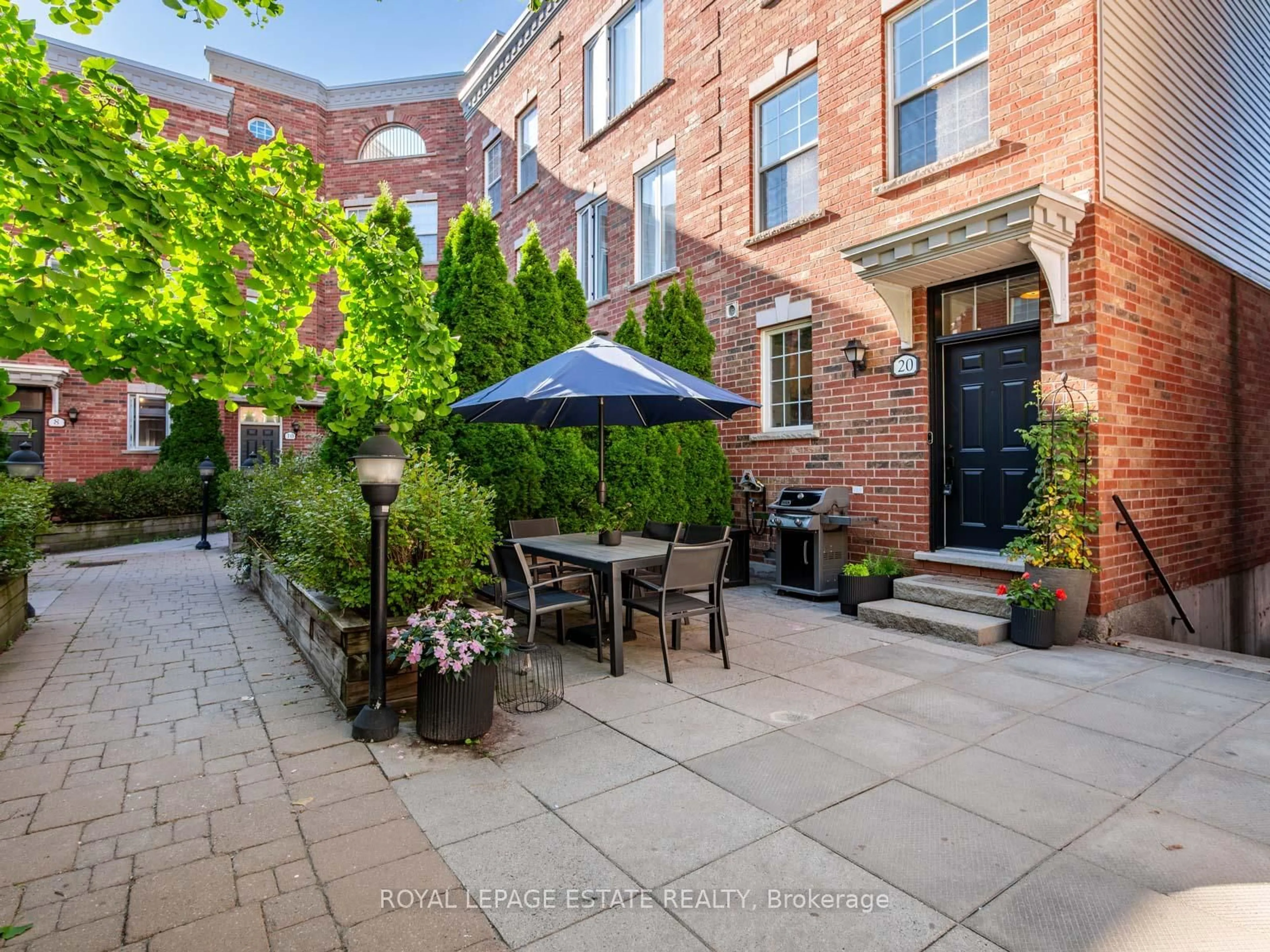 Patio, street for 20 Fairhead Mews Rd, Toronto Ontario M4E 3Y4
