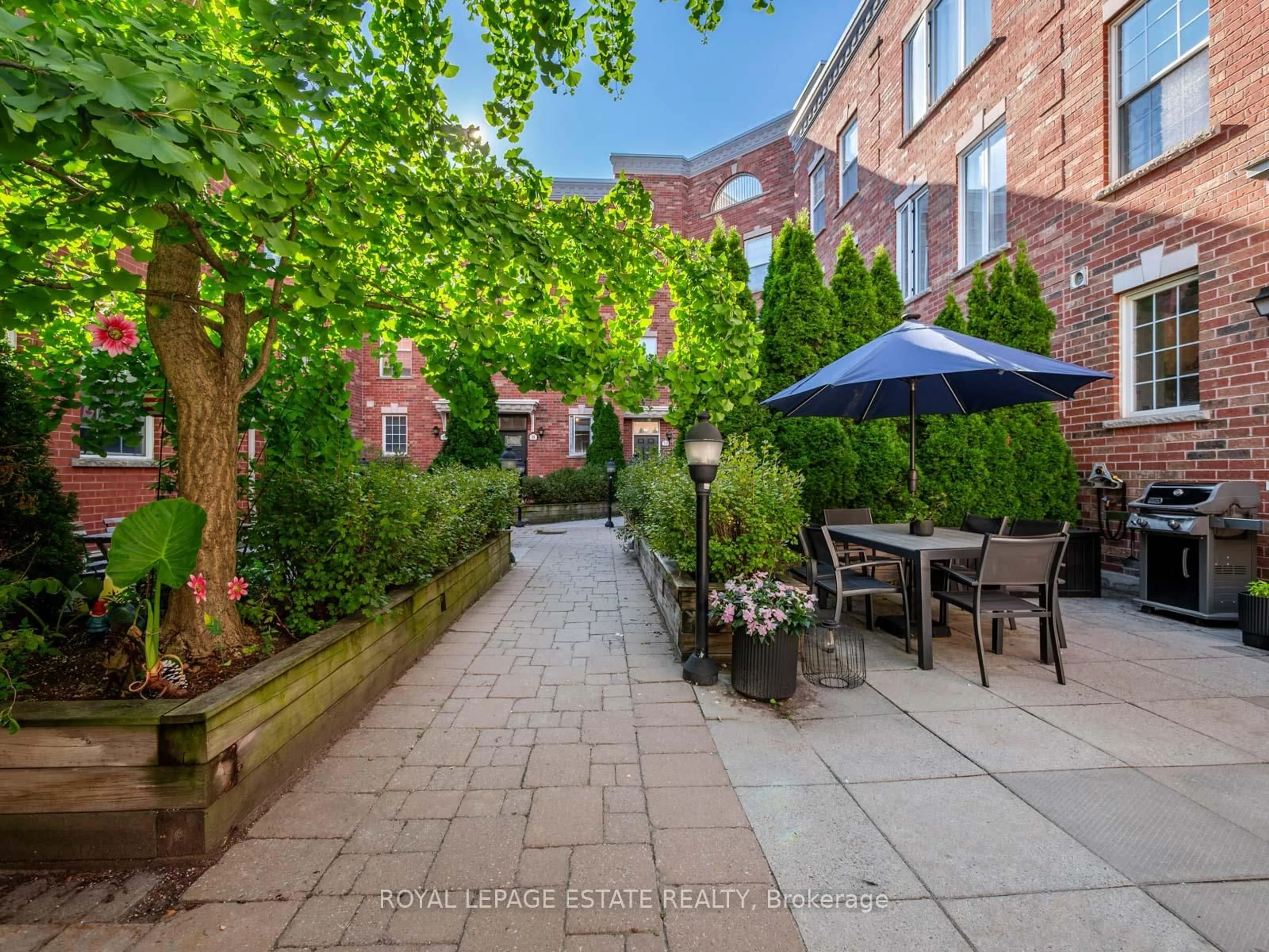 Patio, street for 20 Fairhead Mews Rd, Toronto Ontario M4E 3Y4