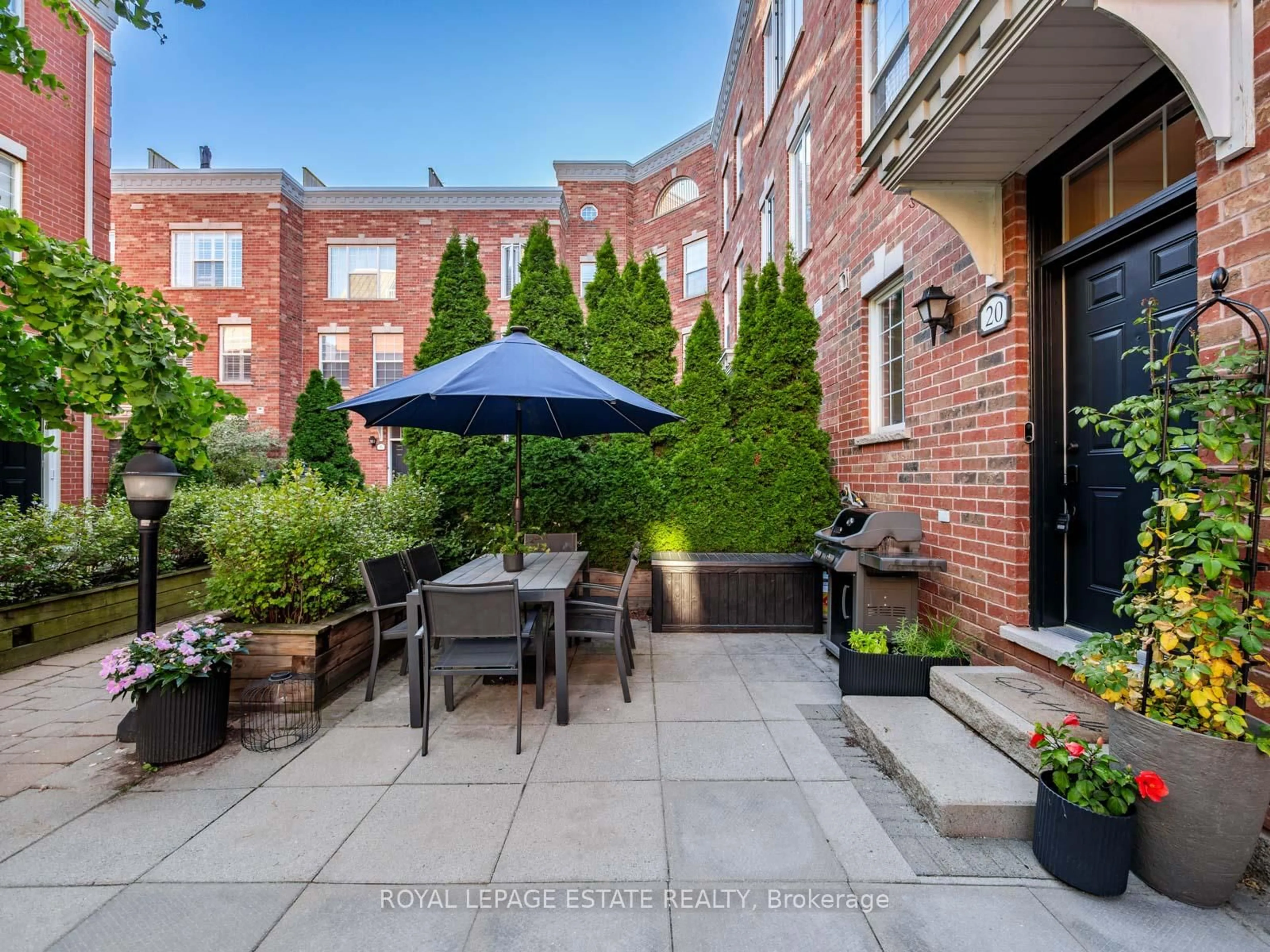 Patio, street for 20 Fairhead Mews Rd, Toronto Ontario M4E 3Y4