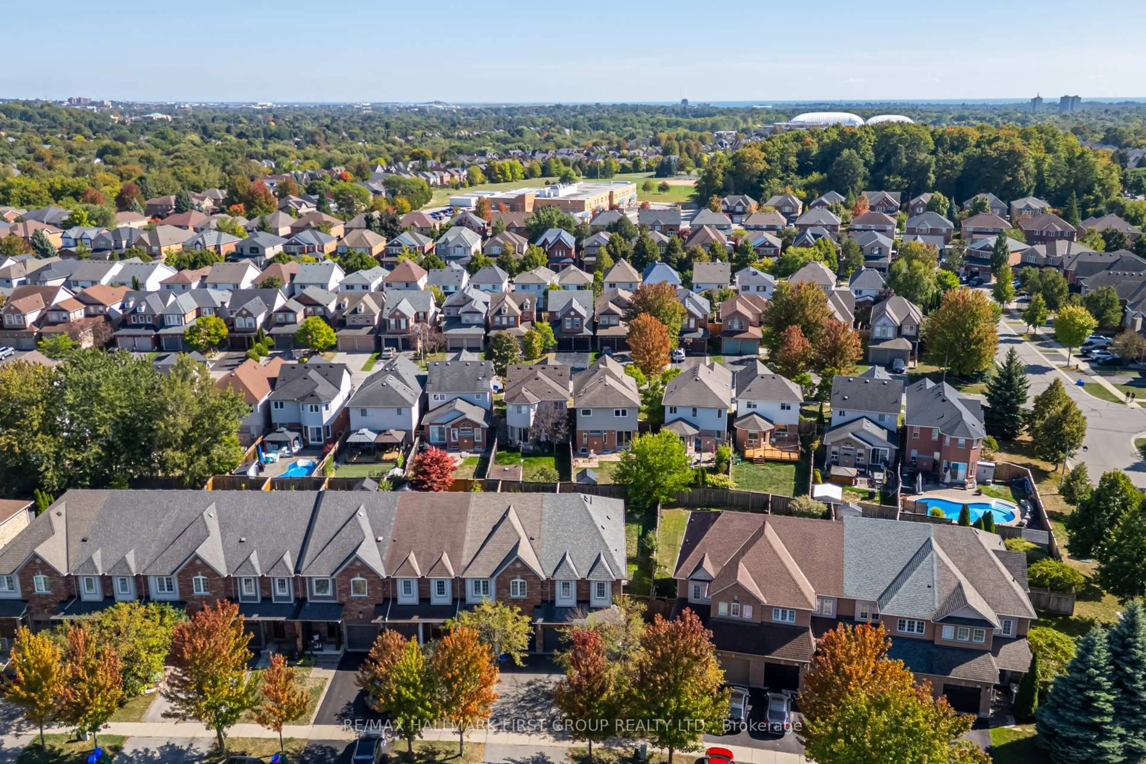 A pic from outside/outdoor area/front of a property/back of a property/a pic from drone, unknown for 109 Telegraph Dr, Whitby Ontario L1P 1S4