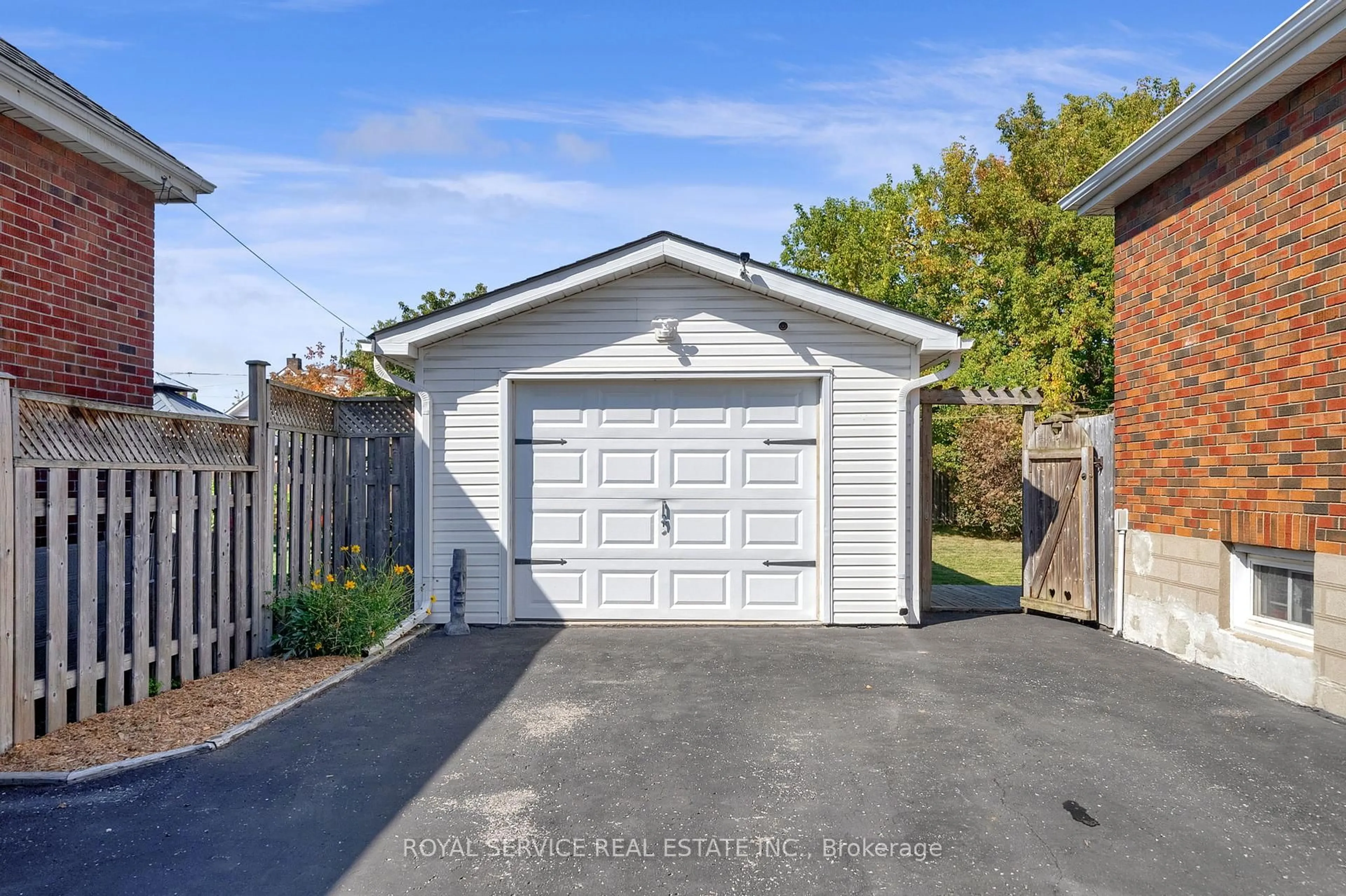 Unknown for 240 George St, Oshawa Ontario L1H 2W5
