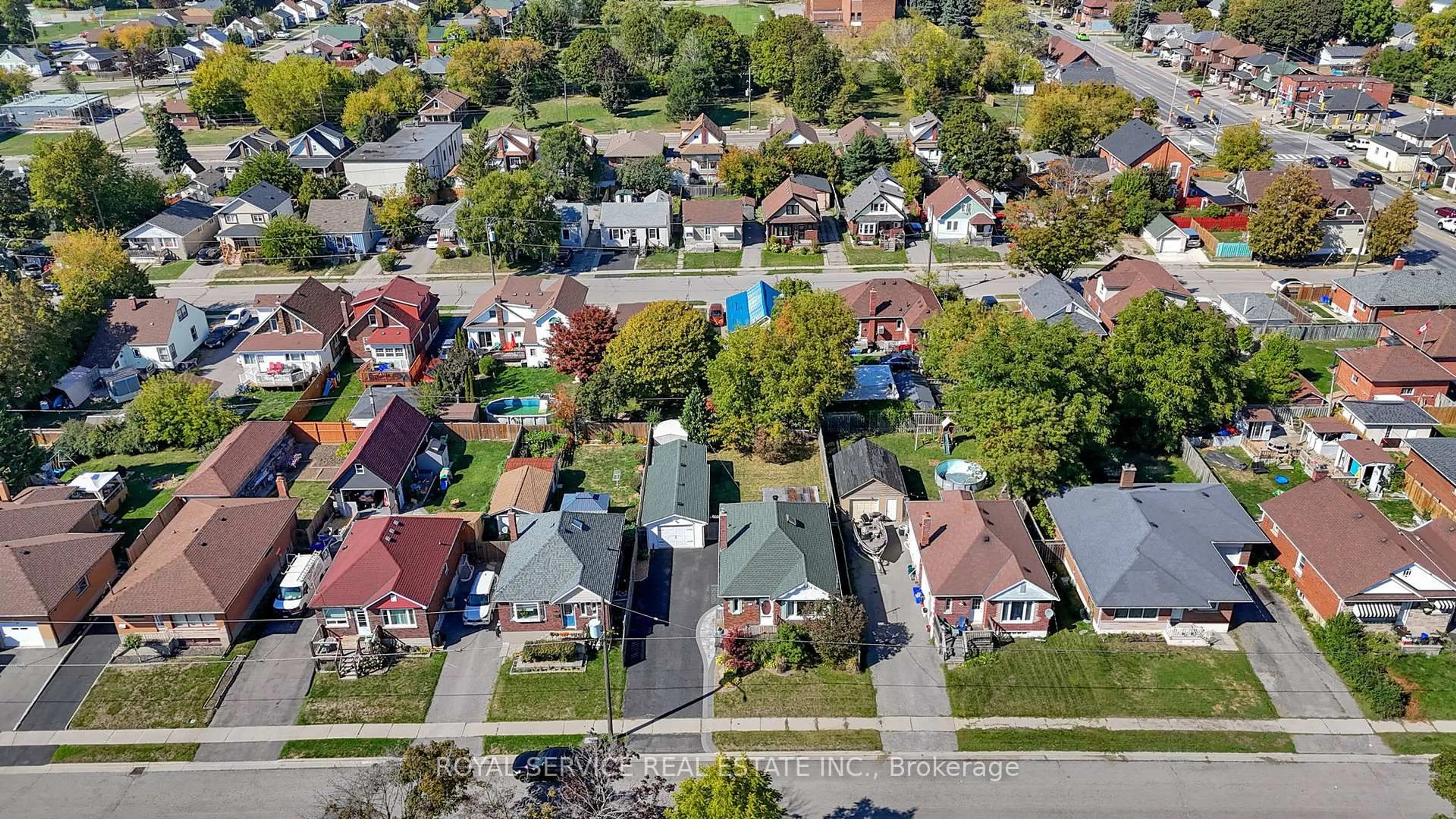 A pic from outside/outdoor area/front of a property/back of a property/a pic from drone, street for 240 George St, Oshawa Ontario L1H 2W5