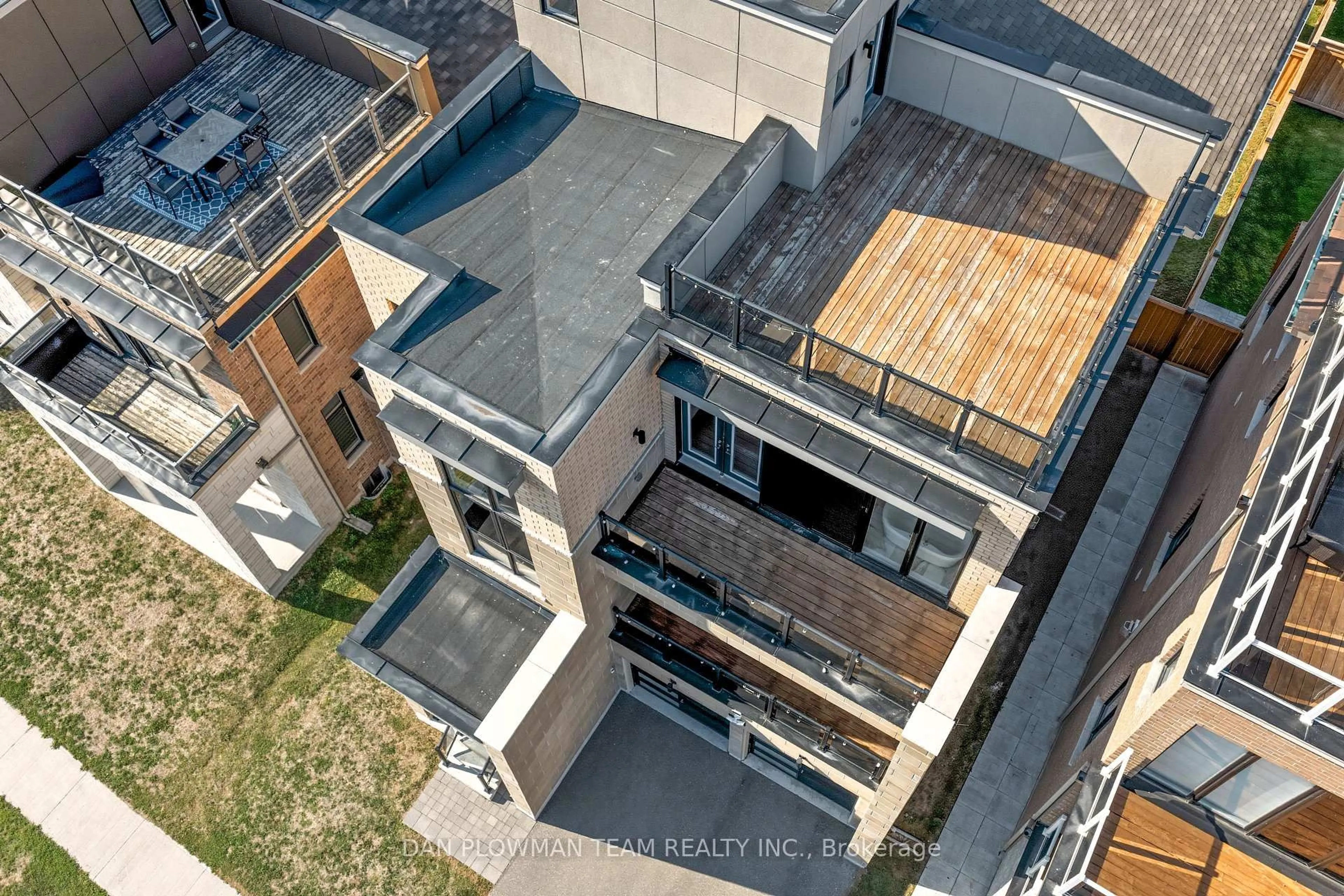 A pic from outside/outdoor area/front of a property/back of a property/a pic from drone, city buildings view from balcony for 215 Port Darlington Rd, Clarington Ontario L1C 4A7