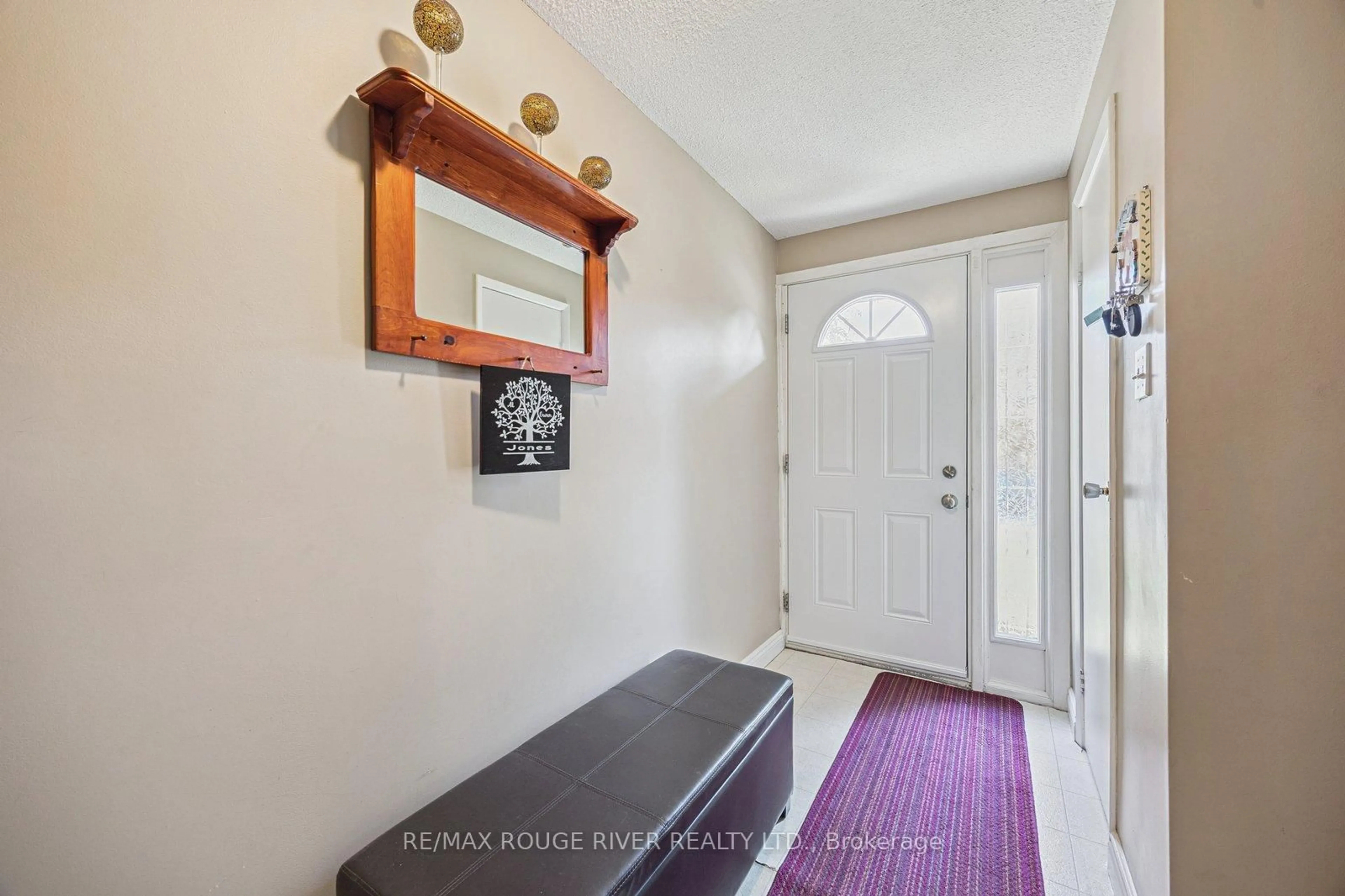 Indoor entryway for 222 pearson St, Oshawa Ontario L1G 7C6