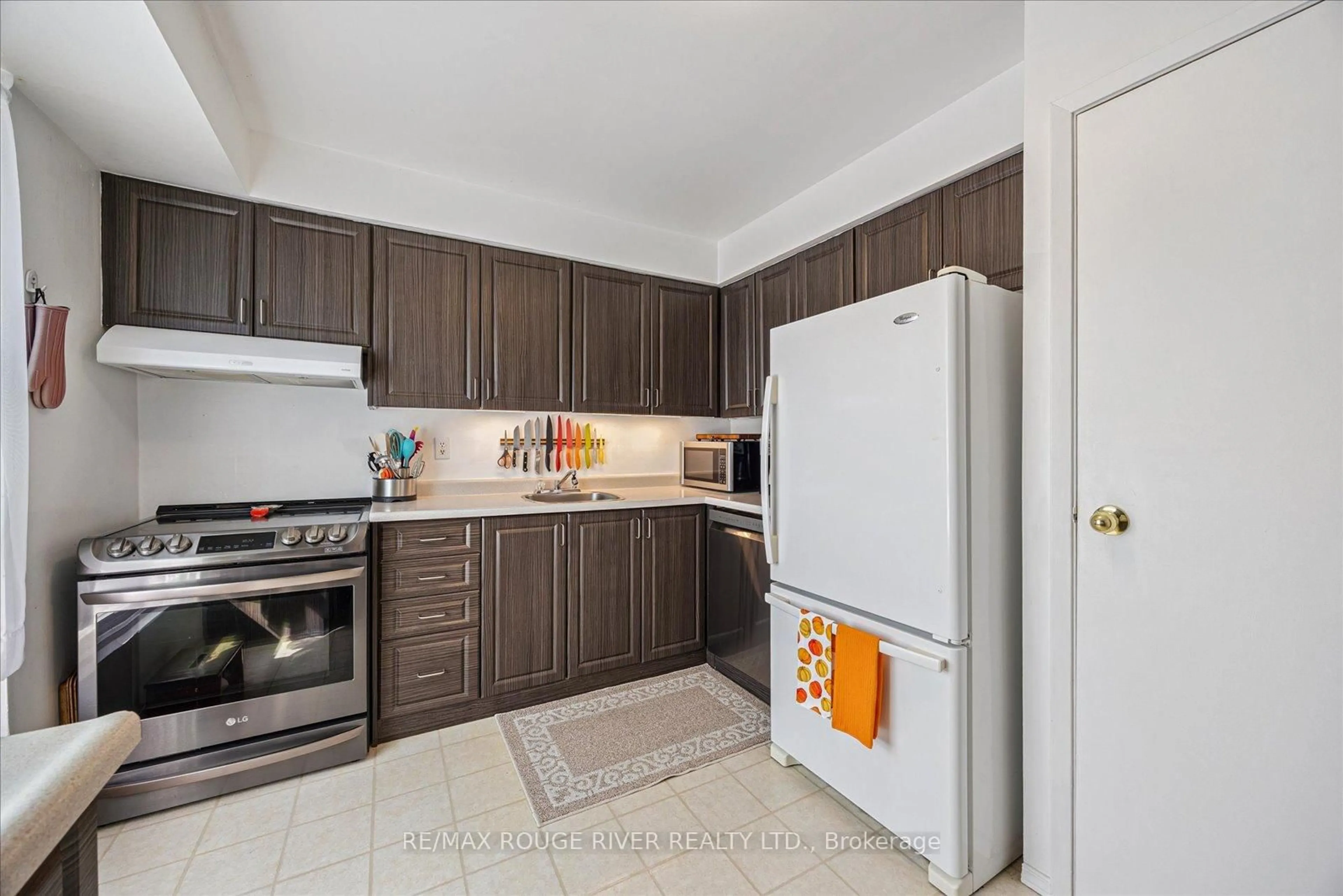 Standard kitchen, unknown for 222 pearson St, Oshawa Ontario L1G 7C6