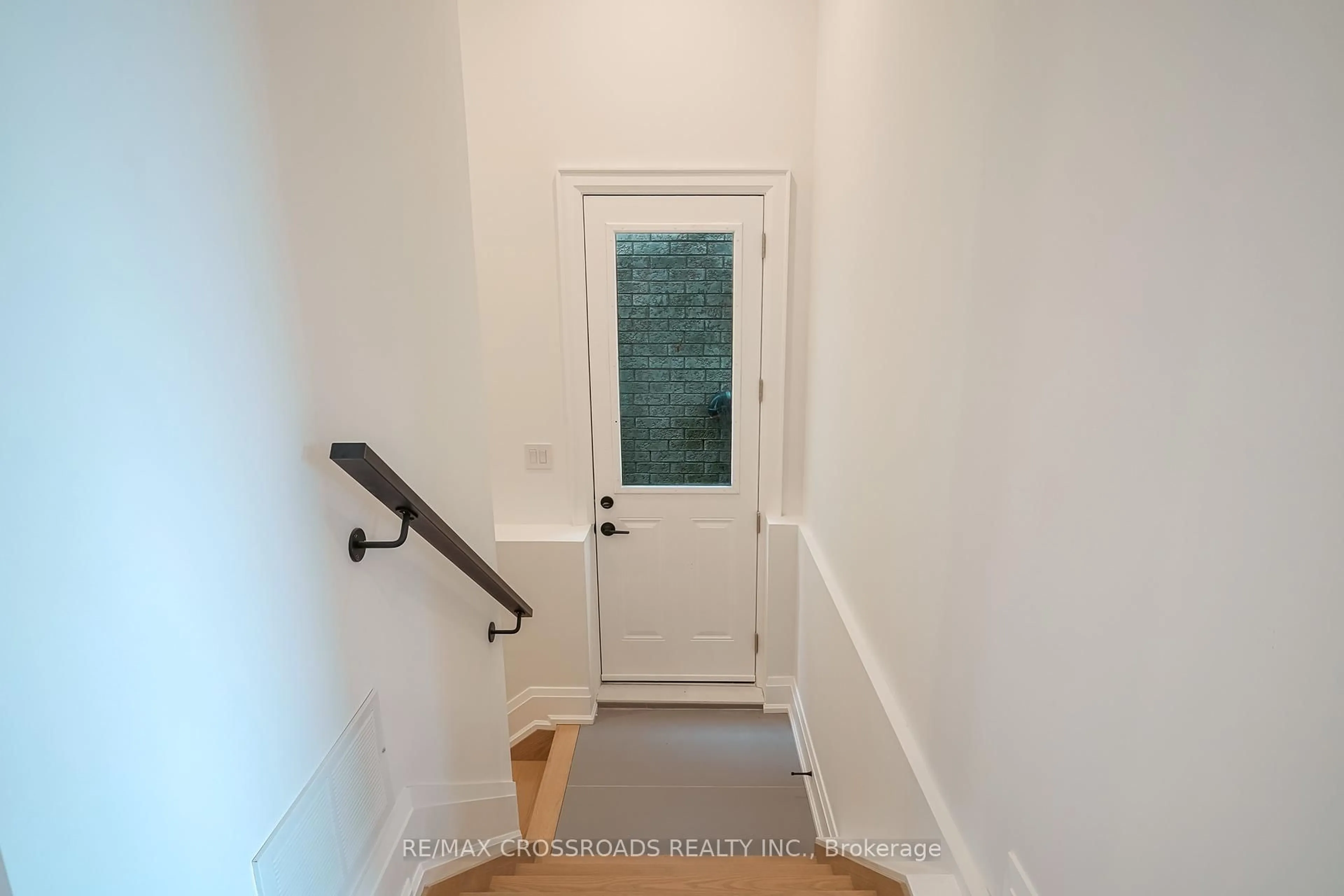 Indoor entryway for 112 Blantyre Ave, Toronto Ontario M1N 2R5