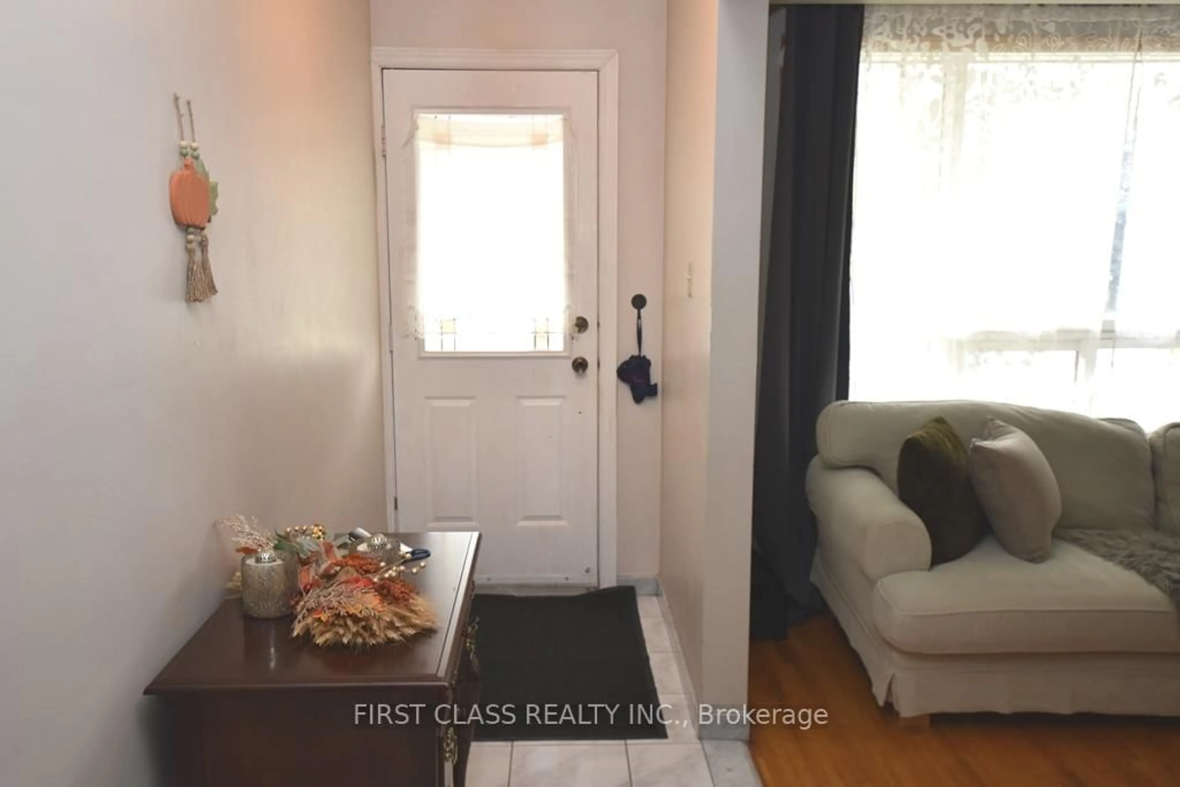 Indoor entryway for 82 Gooderham Dr, Toronto Ontario M1R 3G7