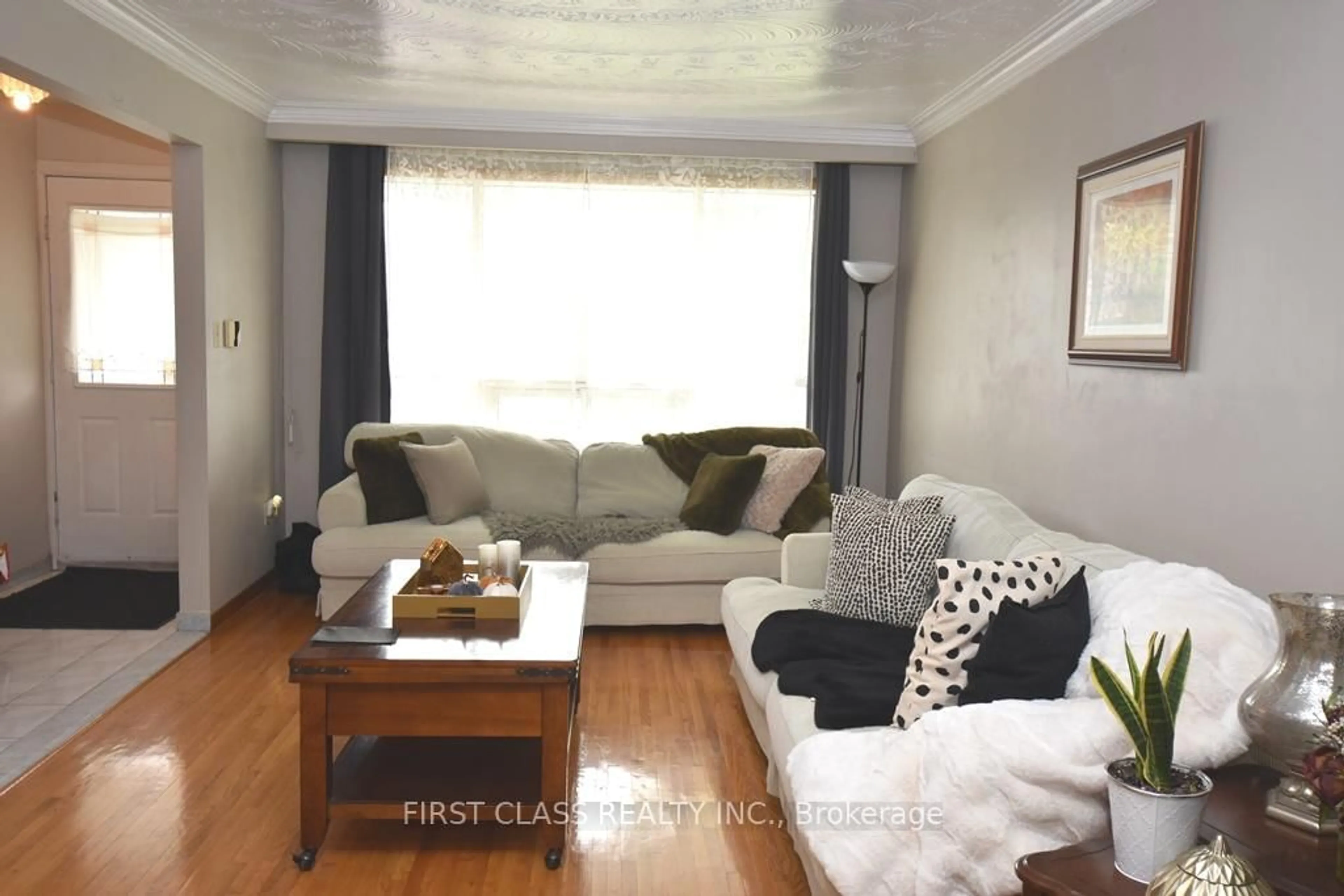 Living room with furniture, wood/laminate floor for 82 Gooderham Dr, Toronto Ontario M1R 3G7