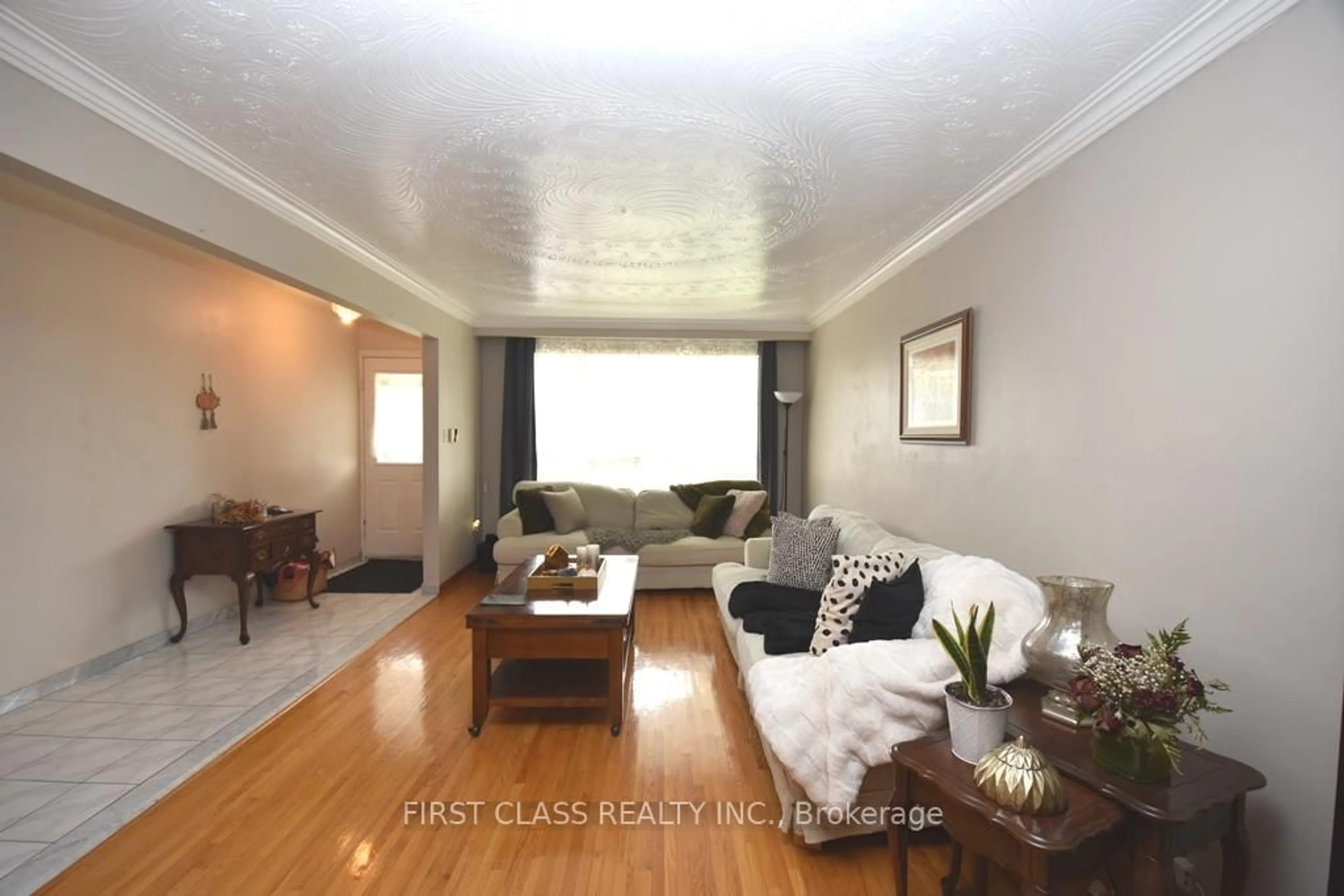 Living room with furniture, wood/laminate floor for 82 Gooderham Dr, Toronto Ontario M1R 3G7