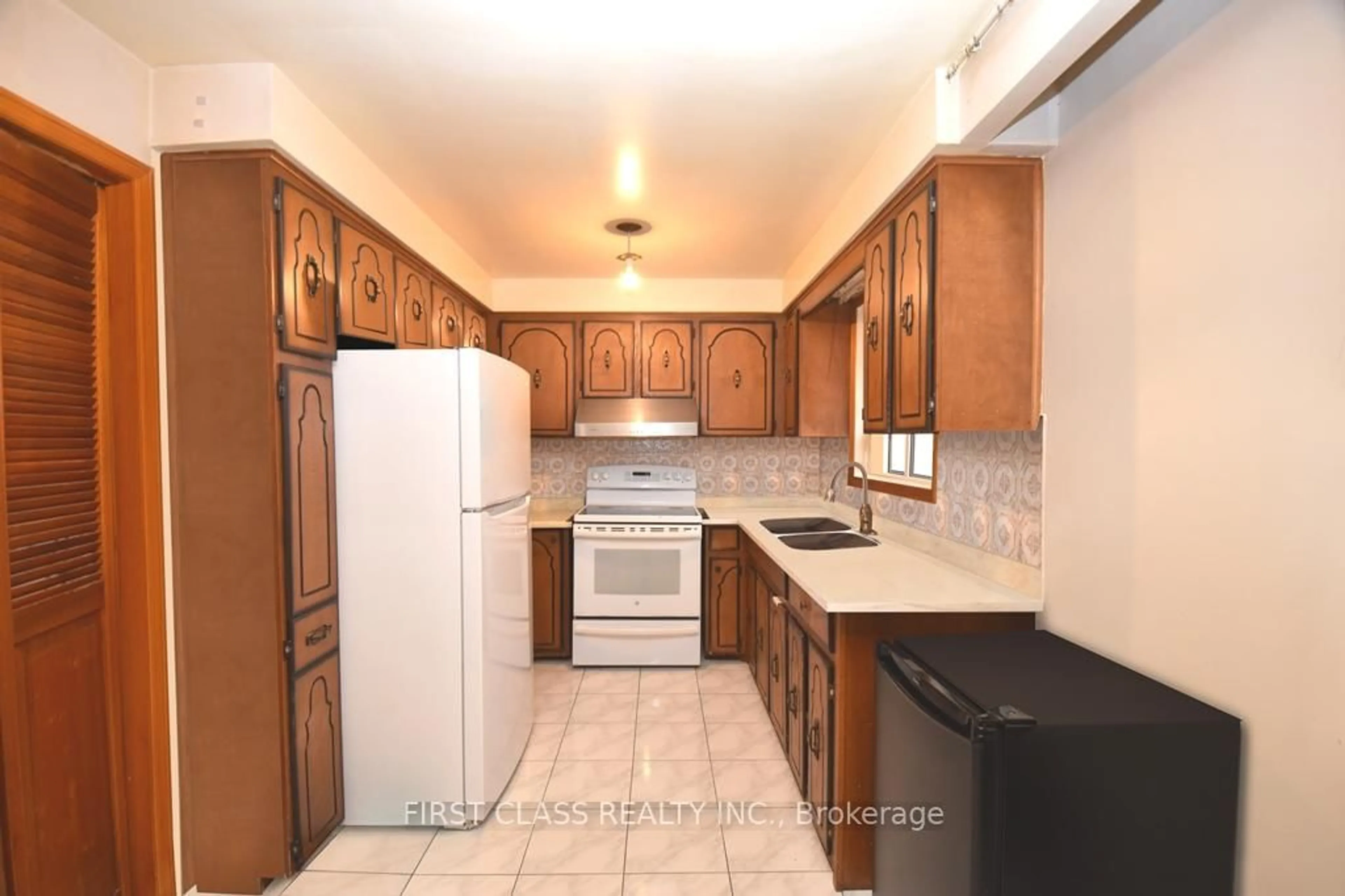 Standard kitchen, unknown for 82 Gooderham Dr, Toronto Ontario M1R 3G7