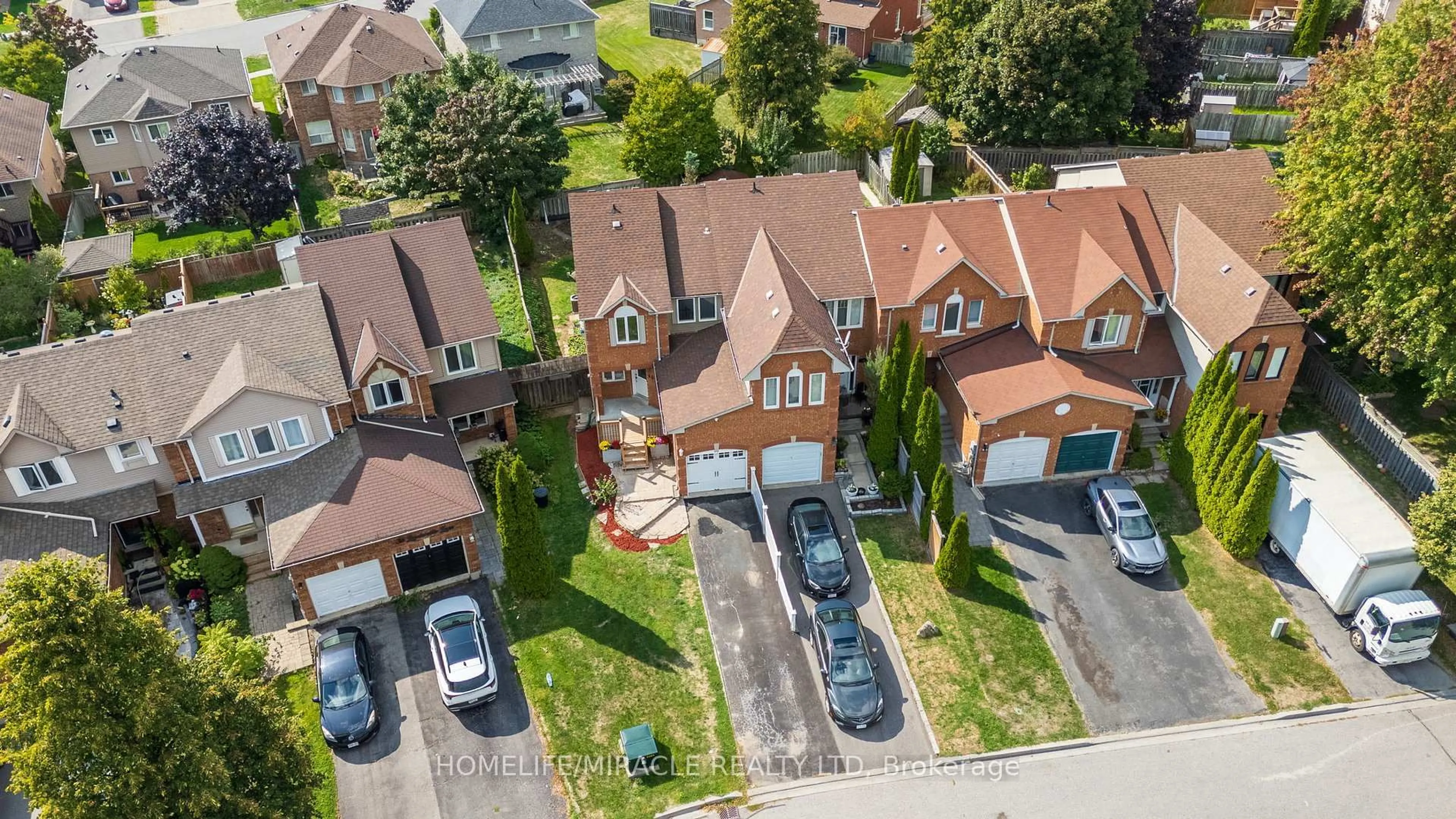 A pic from outside/outdoor area/front of a property/back of a property/a pic from drone, street for 40 Landerville Lane, Clarington Ontario L1C 4W8