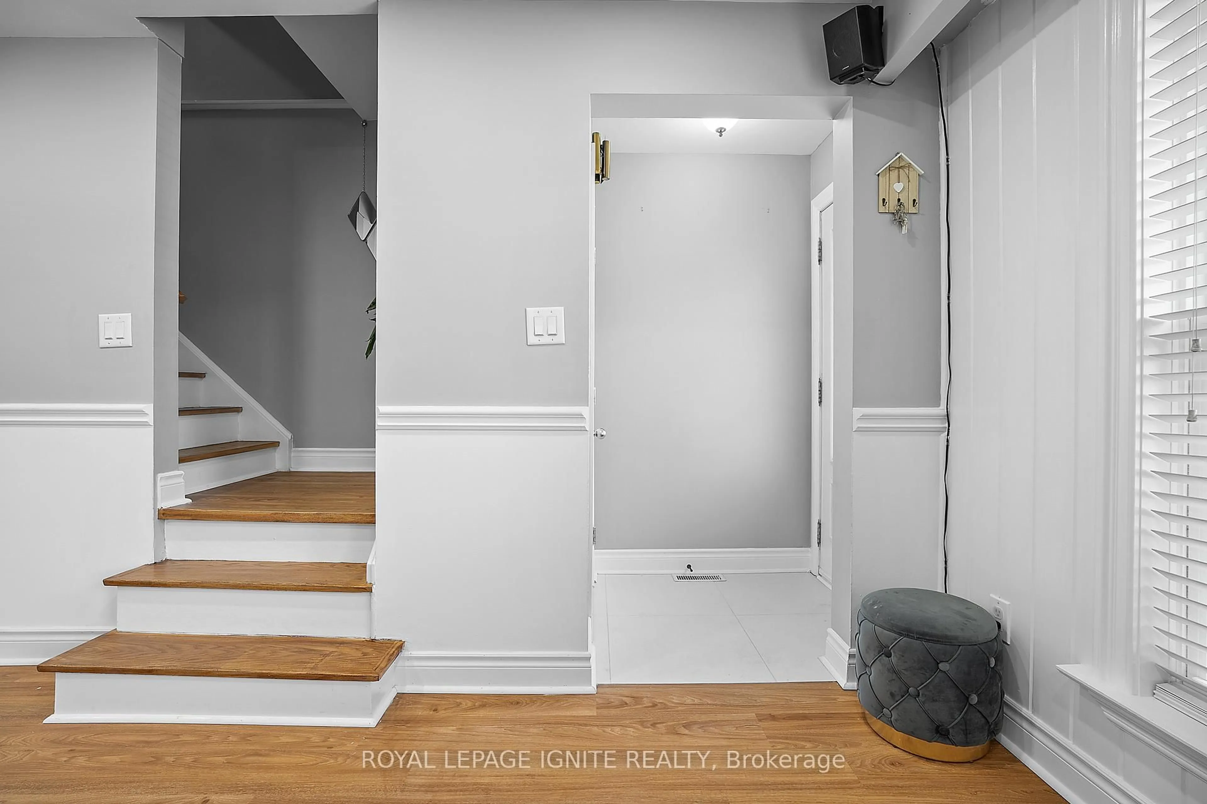 Indoor entryway for 222 Barkley Cres, Oshawa Ontario L1J 2E6