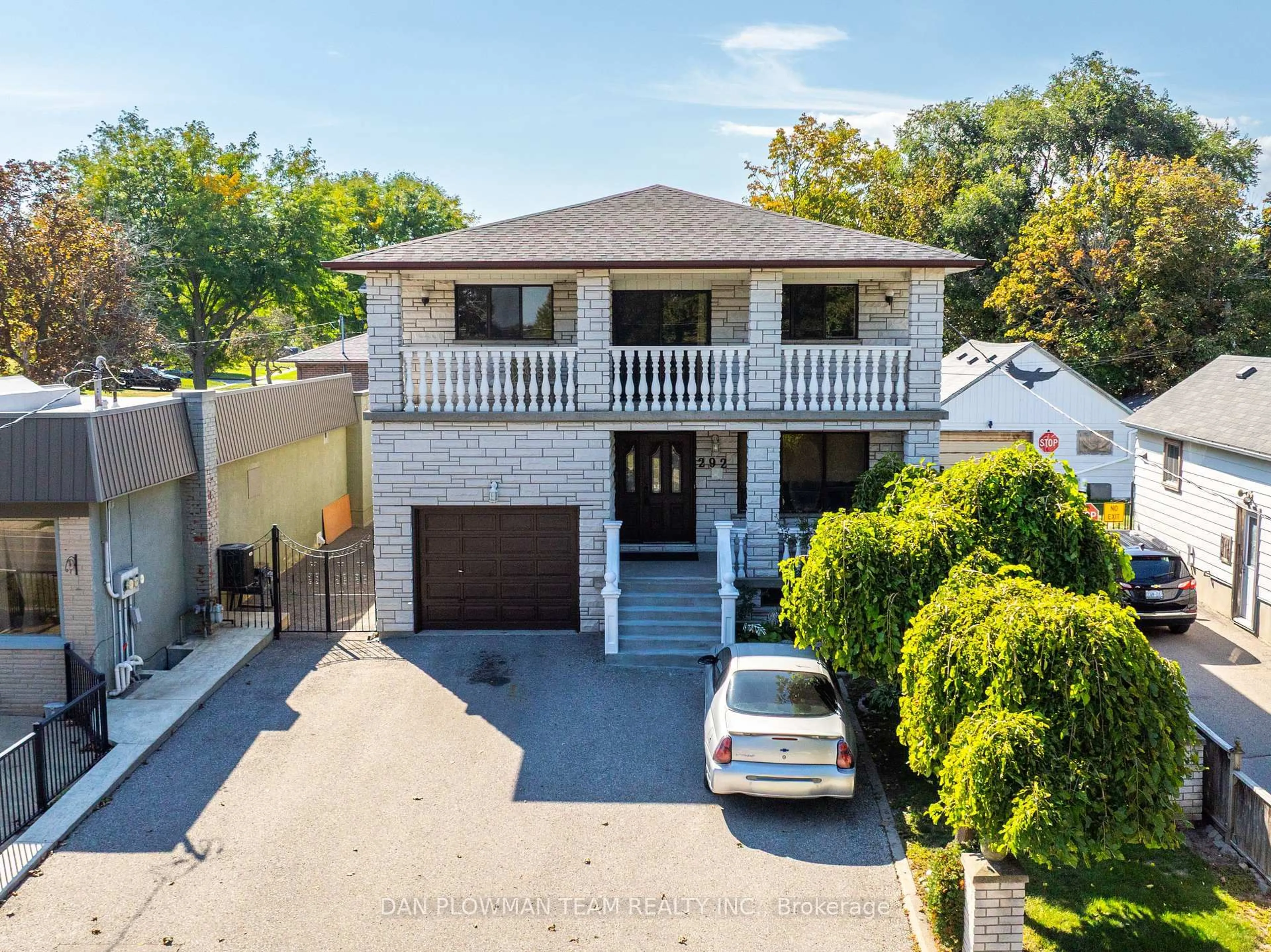 A pic from outside/outdoor area/front of a property/back of a property/a pic from drone, street for 292 Gibbons St, Oshawa Ontario L1J 4Y8