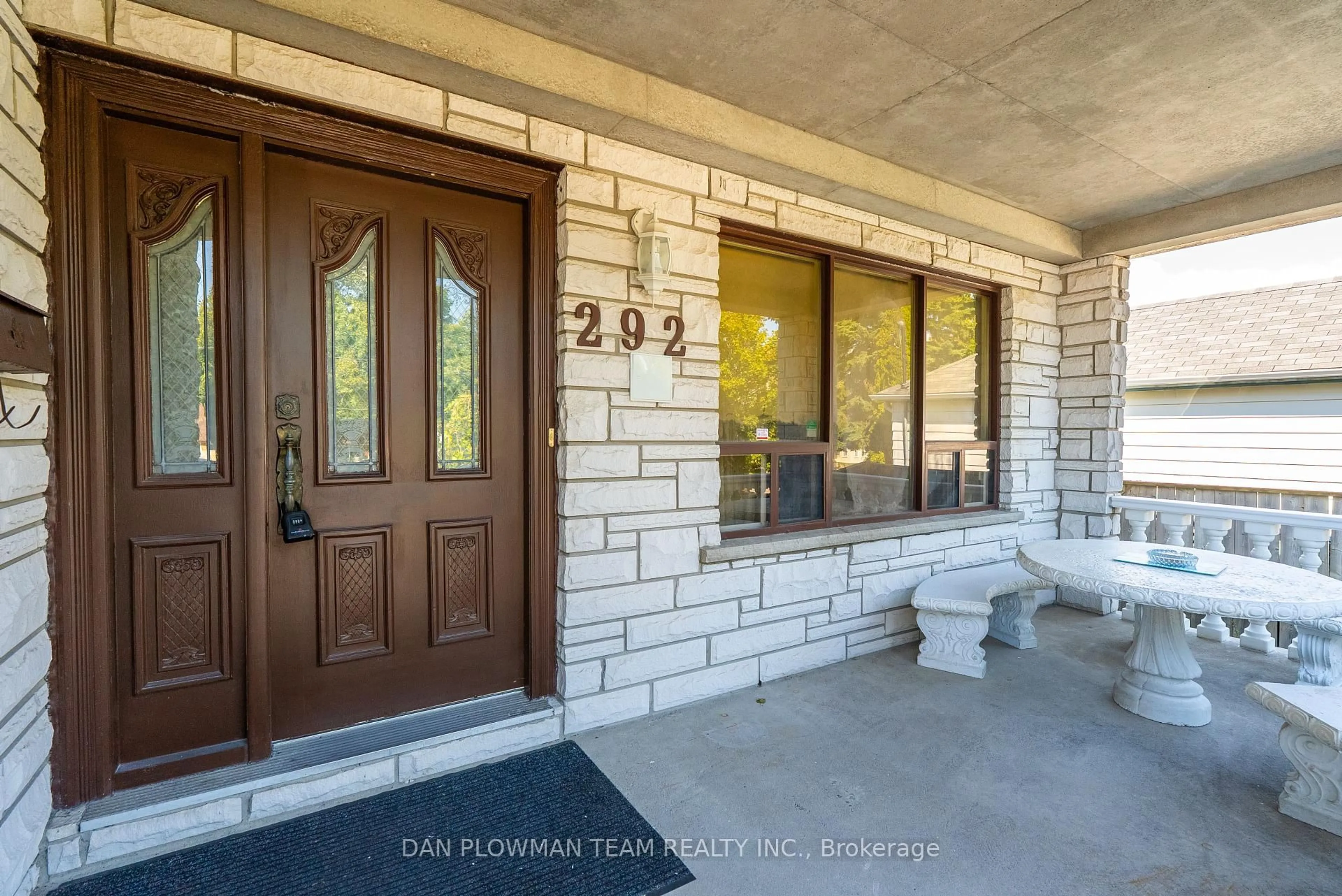 Indoor entryway for 292 Gibbons St, Oshawa Ontario L1J 4Y8