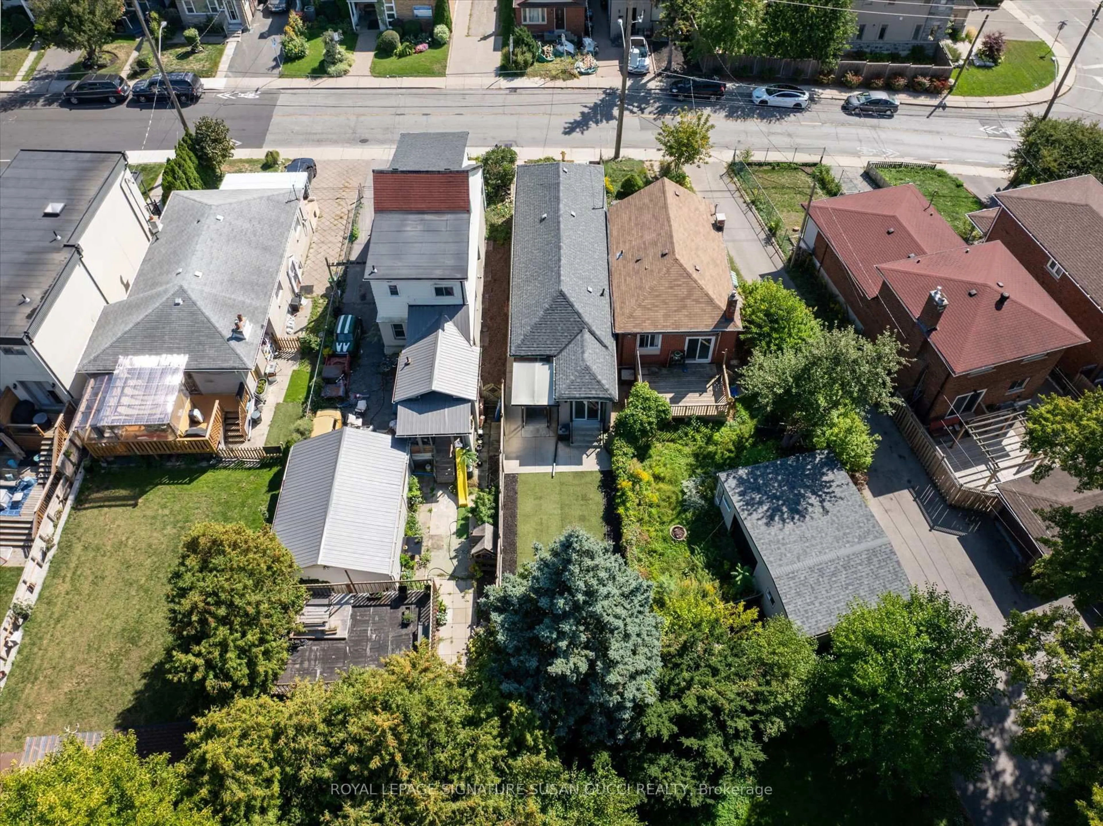 A pic from outside/outdoor area/front of a property/back of a property/a pic from drone, street for 972 Cosburn Ave, Toronto Ontario M4C 2W9