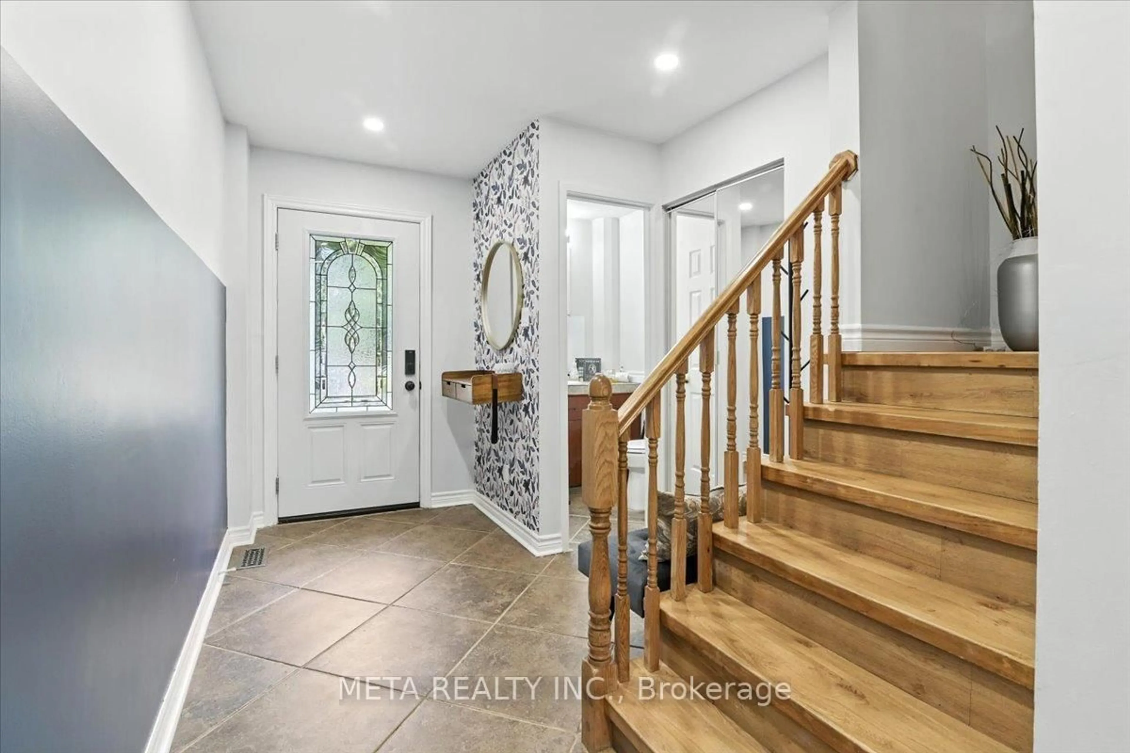 Indoor entryway for 1567 Jaywin Circ, Pickering Ontario L1V 2W3