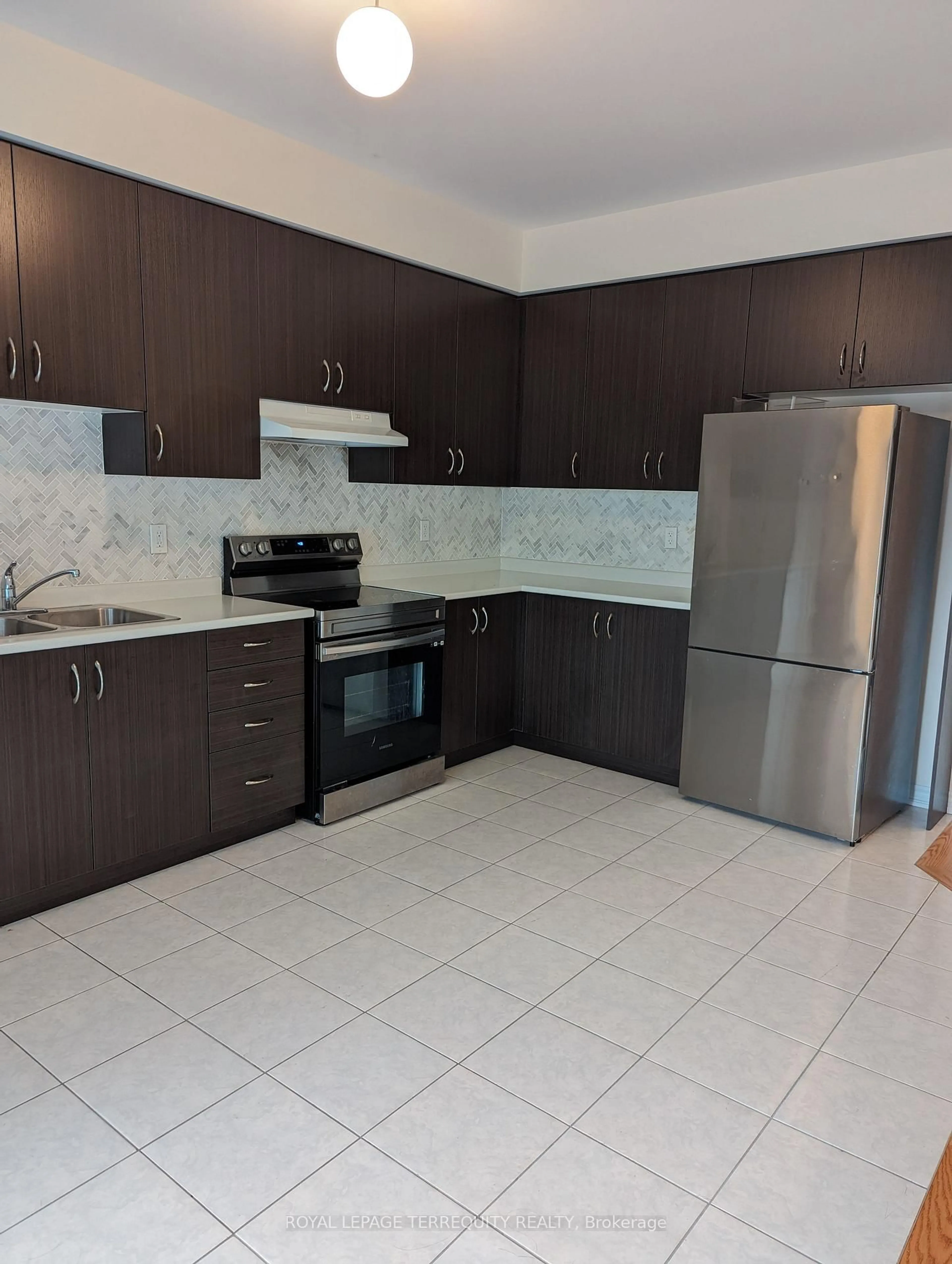 Standard kitchen, unknown for 2420 Angora St, Pickering Ontario L1X 0M6