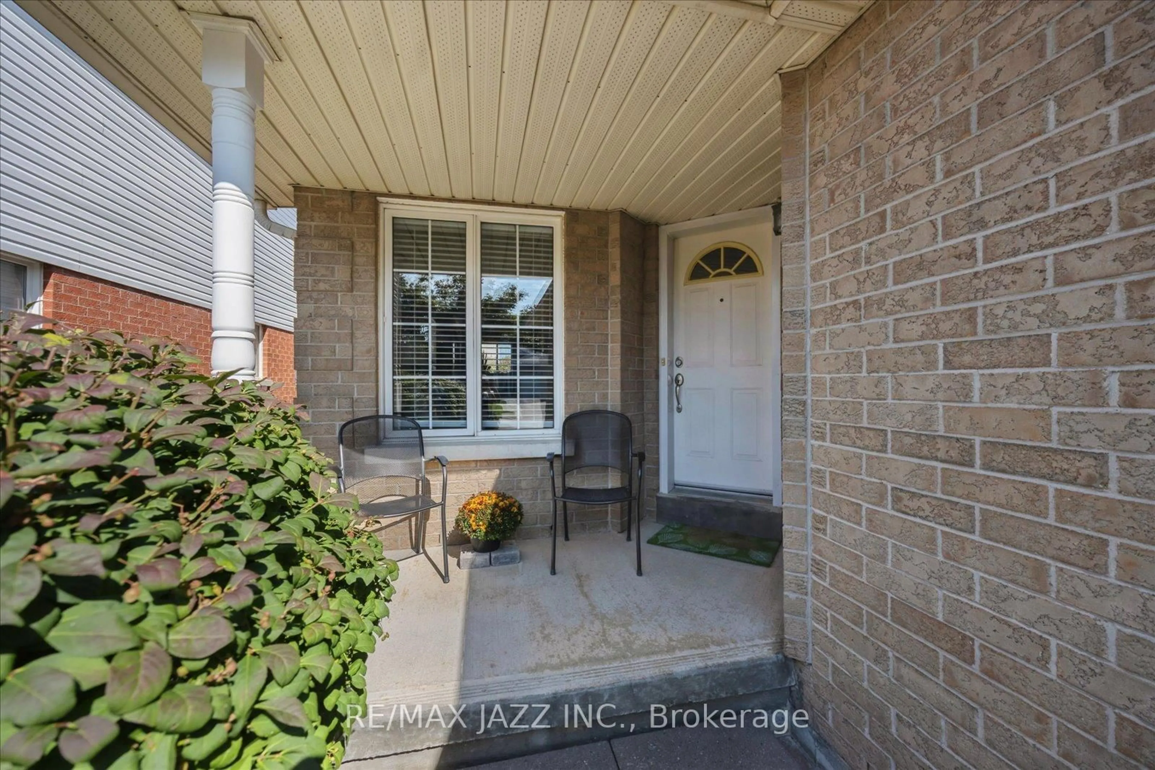Indoor entryway for 66 Daiseyfield Ave, Clarington Ontario L1E 3B3