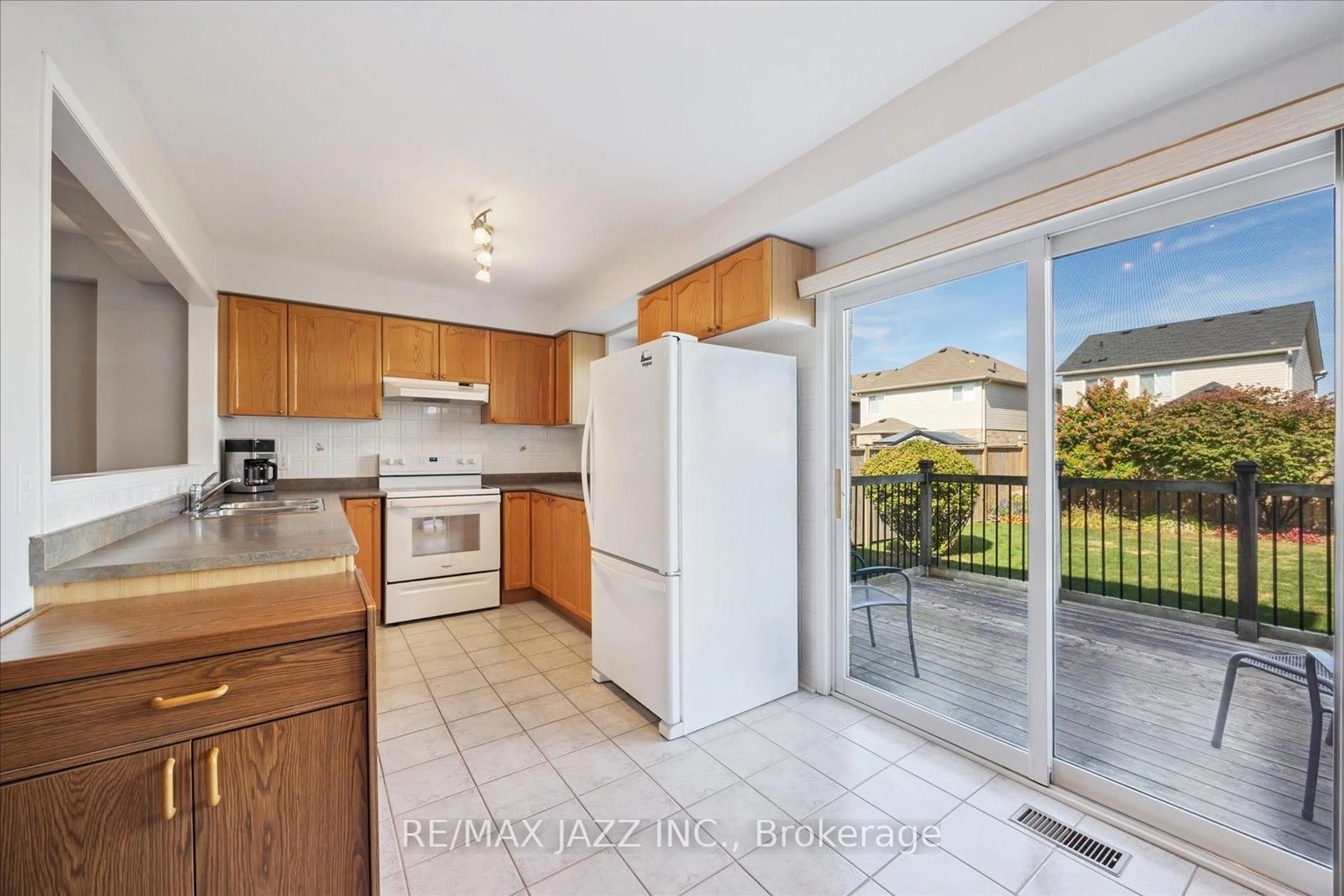 Standard kitchen, unknown for 66 Daiseyfield Ave, Clarington Ontario L1E 3B3