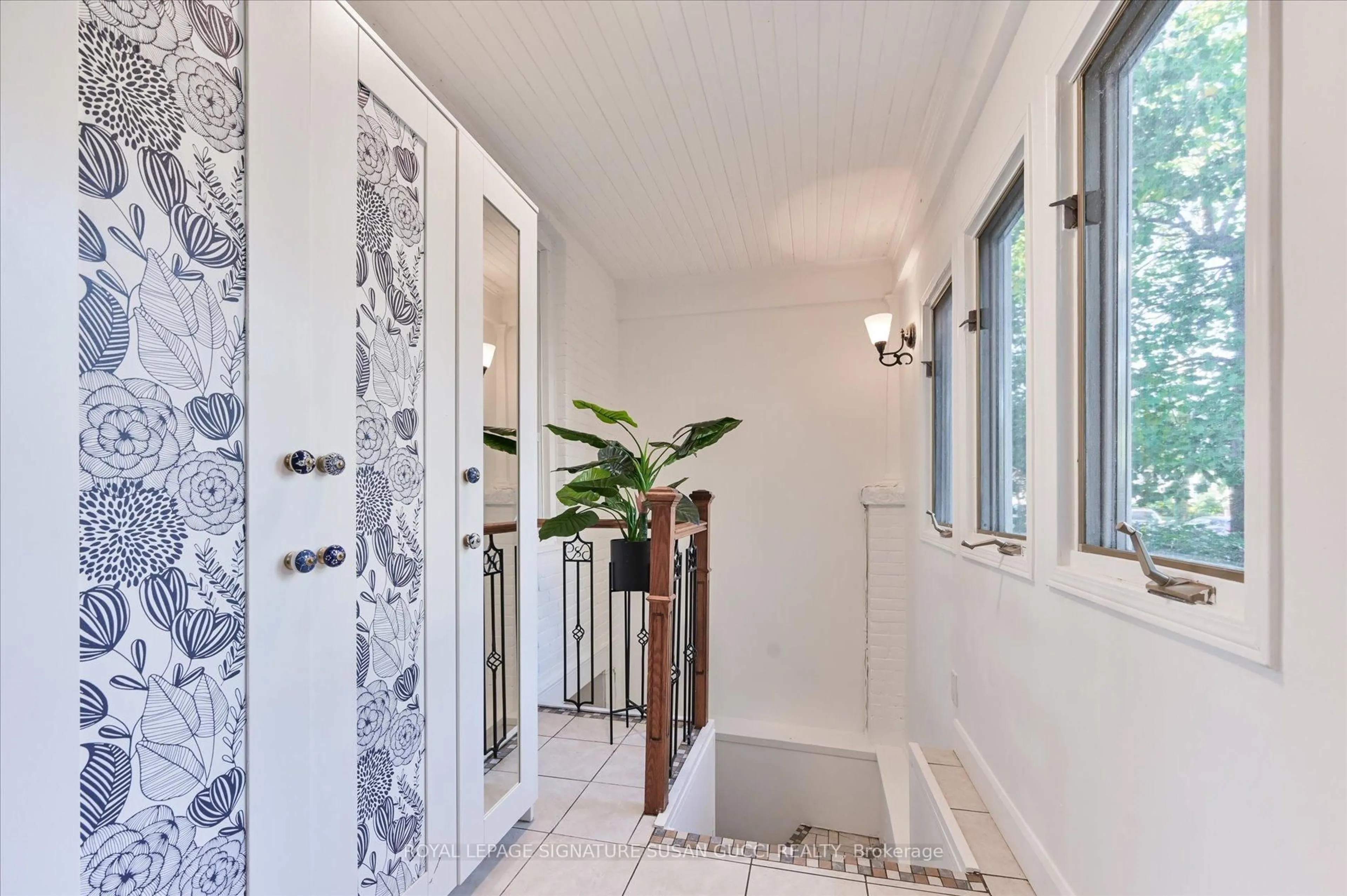 Indoor entryway for 152 Drayton Ave, Toronto Ontario M4C 3M2
