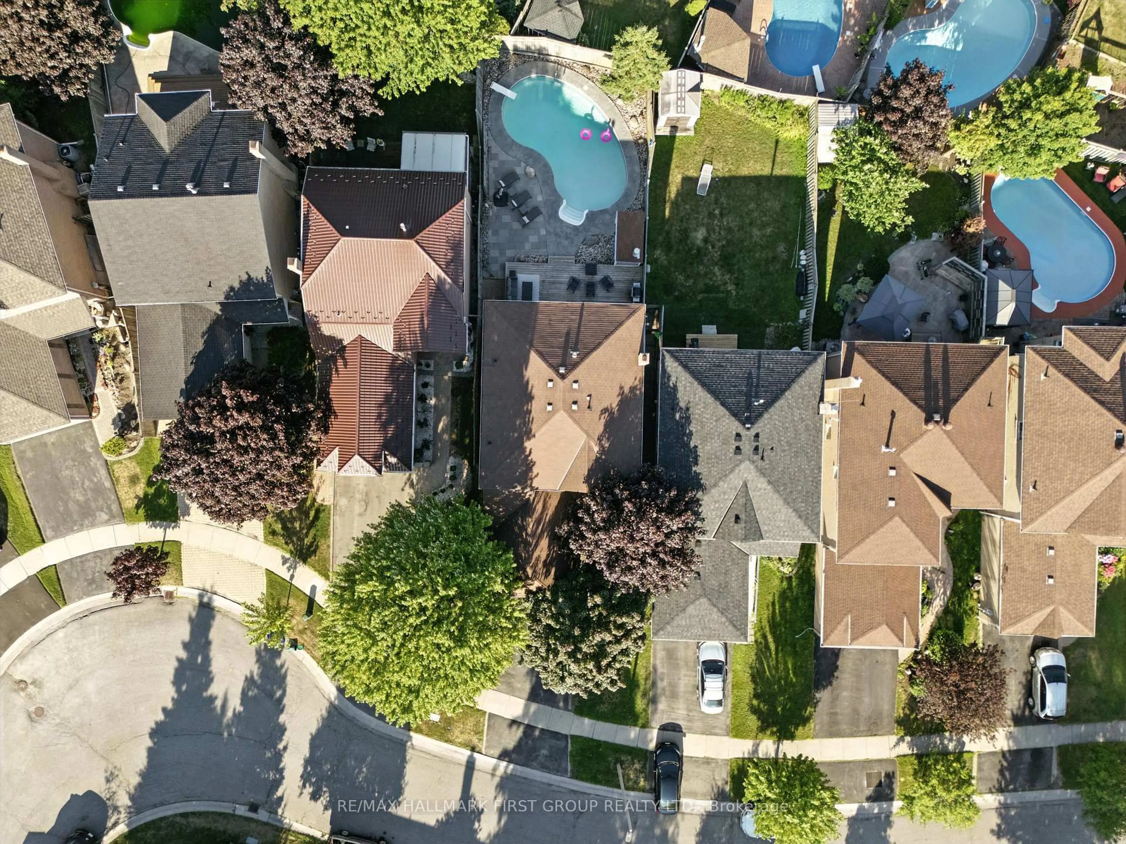 A pic from outside/outdoor area/front of a property/back of a property/a pic from drone, street for 1509 Sturgeon Crt, Pickering Ontario L1V 5P6
