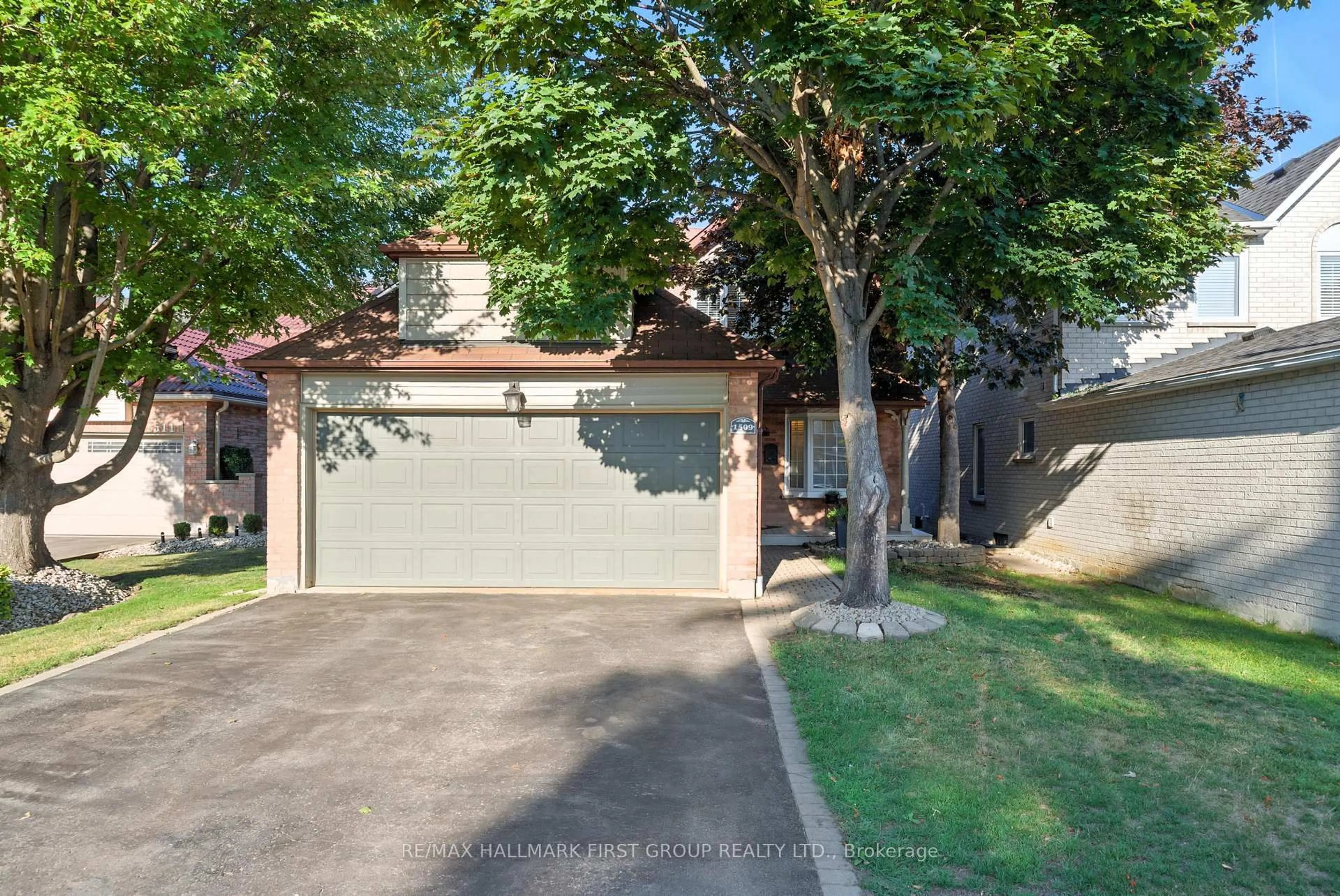 A pic from outside/outdoor area/front of a property/back of a property/a pic from drone, street for 1509 Sturgeon Crt, Pickering Ontario L1V 5P6