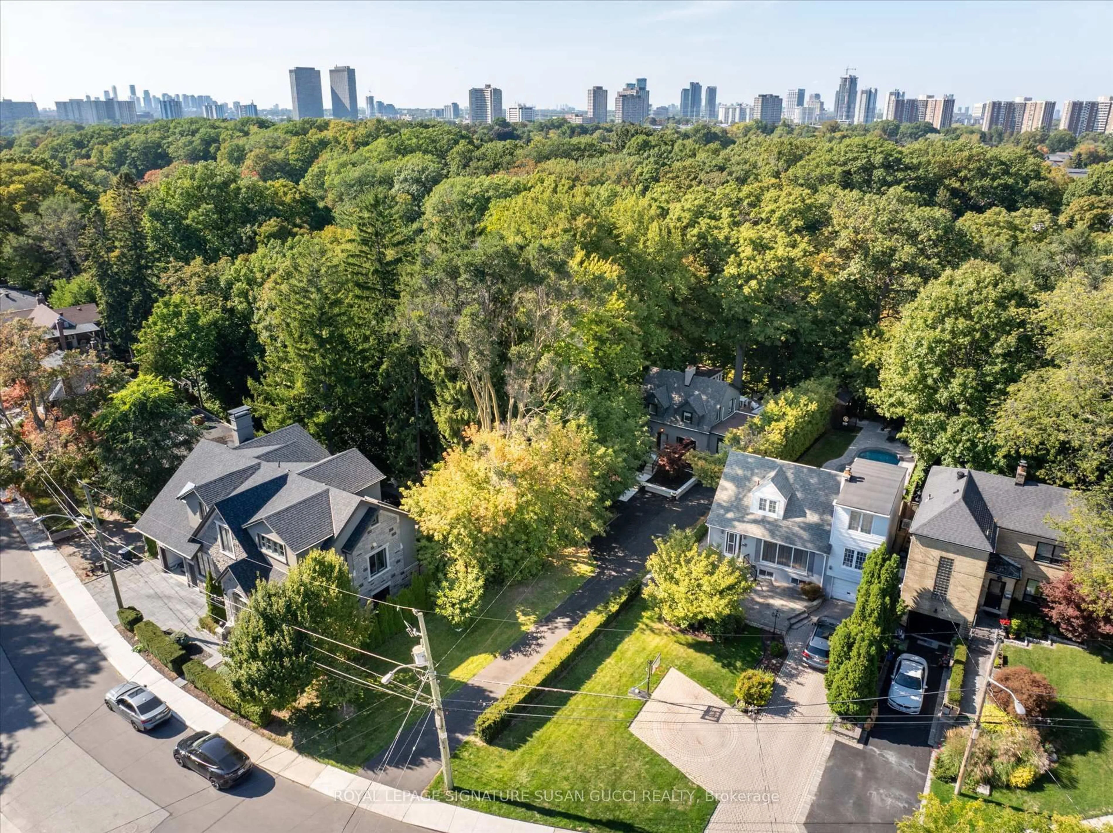 A pic from outside/outdoor area/front of a property/back of a property/a pic from drone, city buildings view from balcony for 34 Glenwood Cres, Toronto Ontario M4B 1J6