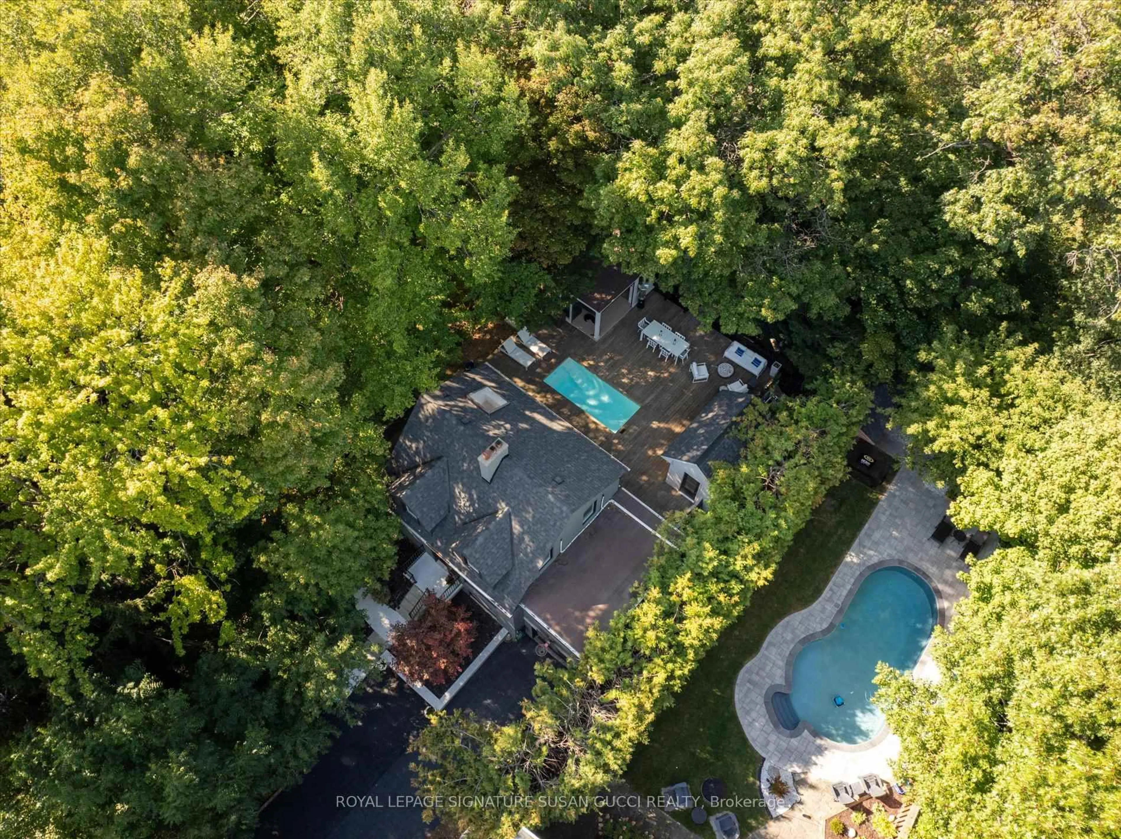 A pic from outside/outdoor area/front of a property/back of a property/a pic from drone, forest/trees view for 34 Glenwood Cres, Toronto Ontario M4B 1J6