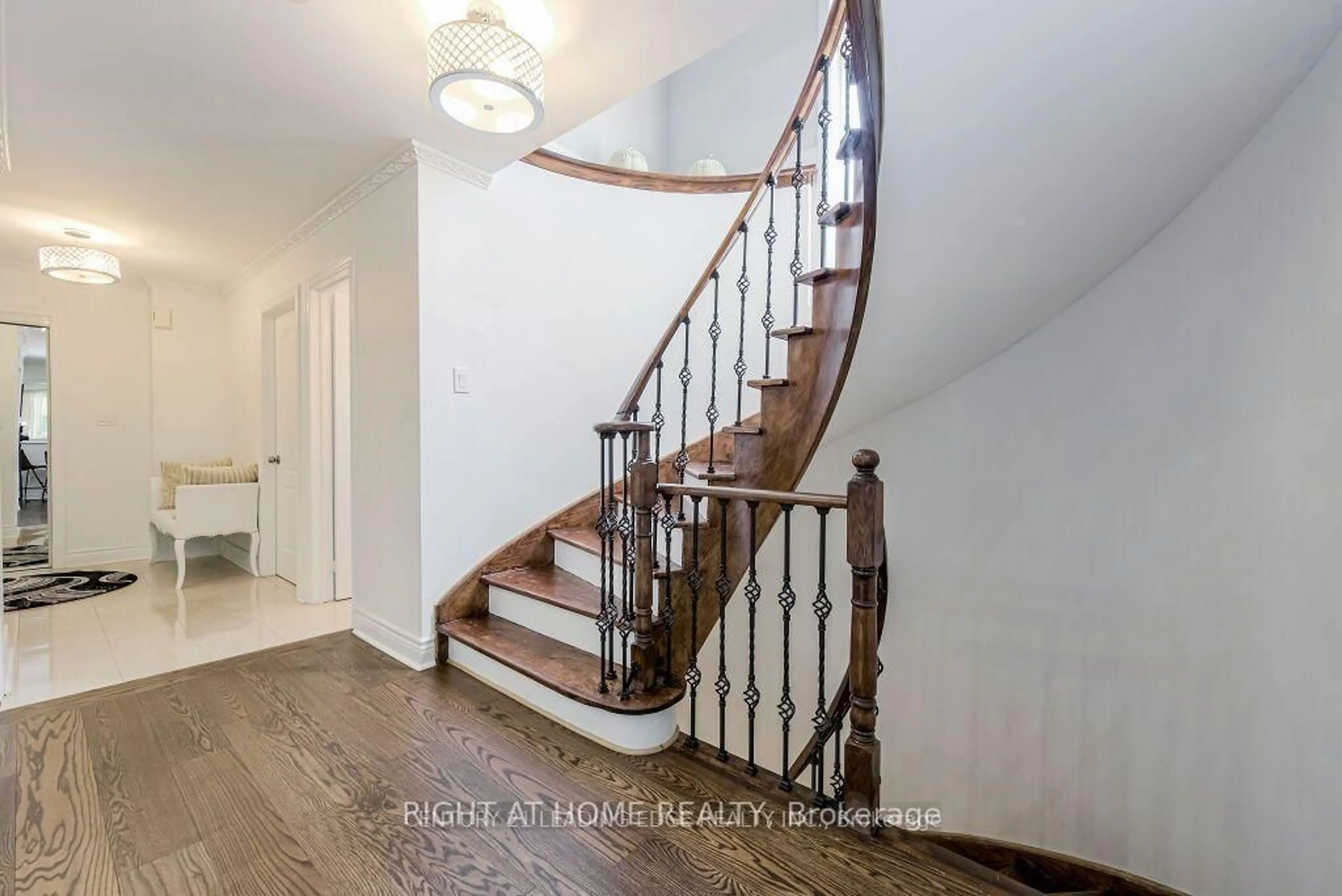 Unknown for 33 Markwood Cres, Whitby Ontario L1R 2S3