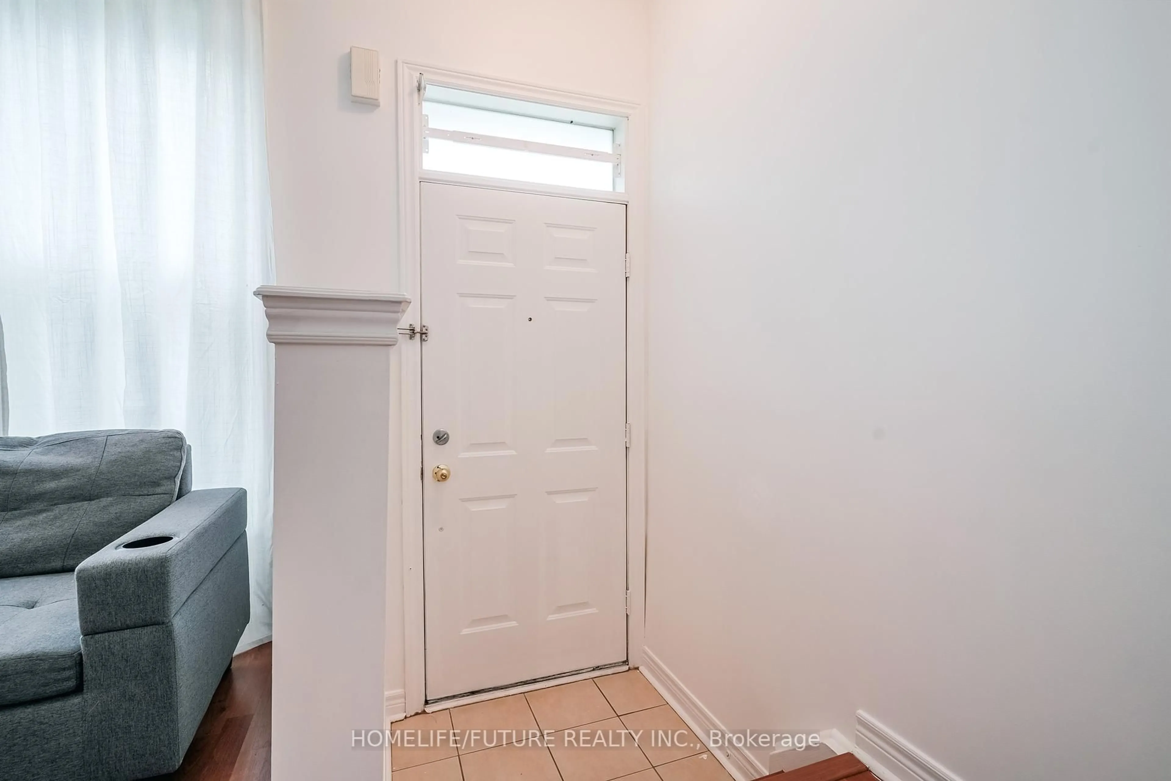 Indoor entryway for 15 Florist Lane, Toronto Ontario M1E 0A4